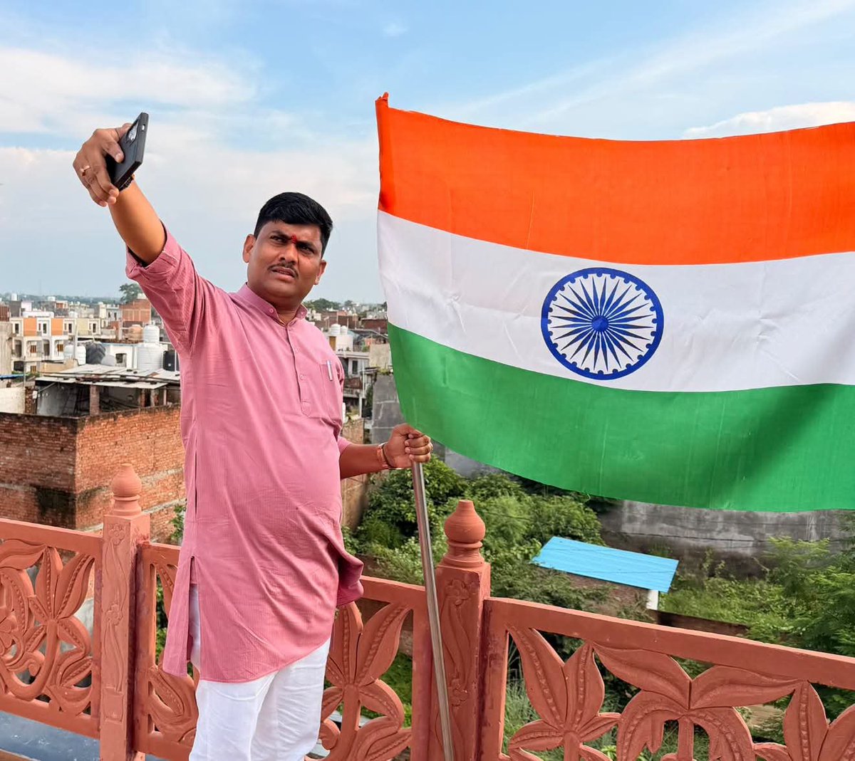 Beerendra011's tweet photo. 🇮🇳 हर घर तिरंगा, हर दिल तिरंगा 🇮🇳
देश के यशस्वी प्रधानमंत्री आदरणीय श्री नरेंद्र मोदी जी के आह्वान पर आज अपने आवास पर राष्ट्रीय ध्वज #तिरंगा_फहराकर राष्ट्र के प्रति अपने सम्मान और गौरव को व्यक्त किया तथा तिरंगे के साथ #सेल्फी साझा किया। https://t.co/MFPkZZnIcB