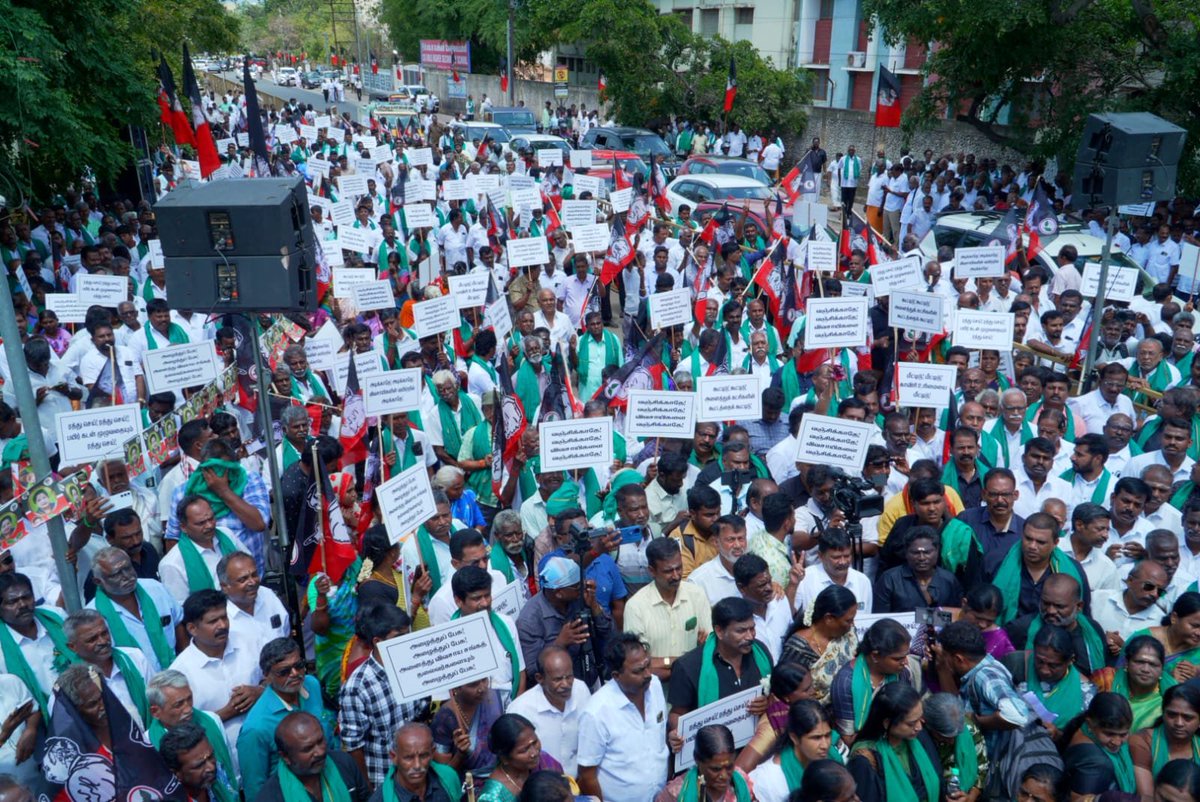PRGArunkumar's tweet photo. கழகப் பொதுச்செயலாளர் @EPSTamilNadu அவர்களின் ஆணைக்கிணங்க, விவசாயிகள் வங்கிகளில் பெற்ற பயிர்க்கடனை முழுமையாக தள்ளுபடி செய்யாமல் அவர்களை வஞ்சித்து வரும் த.வெ.க. அரசைக் கண்டித்து இன்று
கோவை செஞ்சிலுவை சங்கம் முன்பு ஒன்றிணைந்த கோவை மாவட்டத்தின் சார்பில்  கண்டன ஆர்ப்பாட்டம் நடைபெற்றது https://t.co/fy81qYjRgj