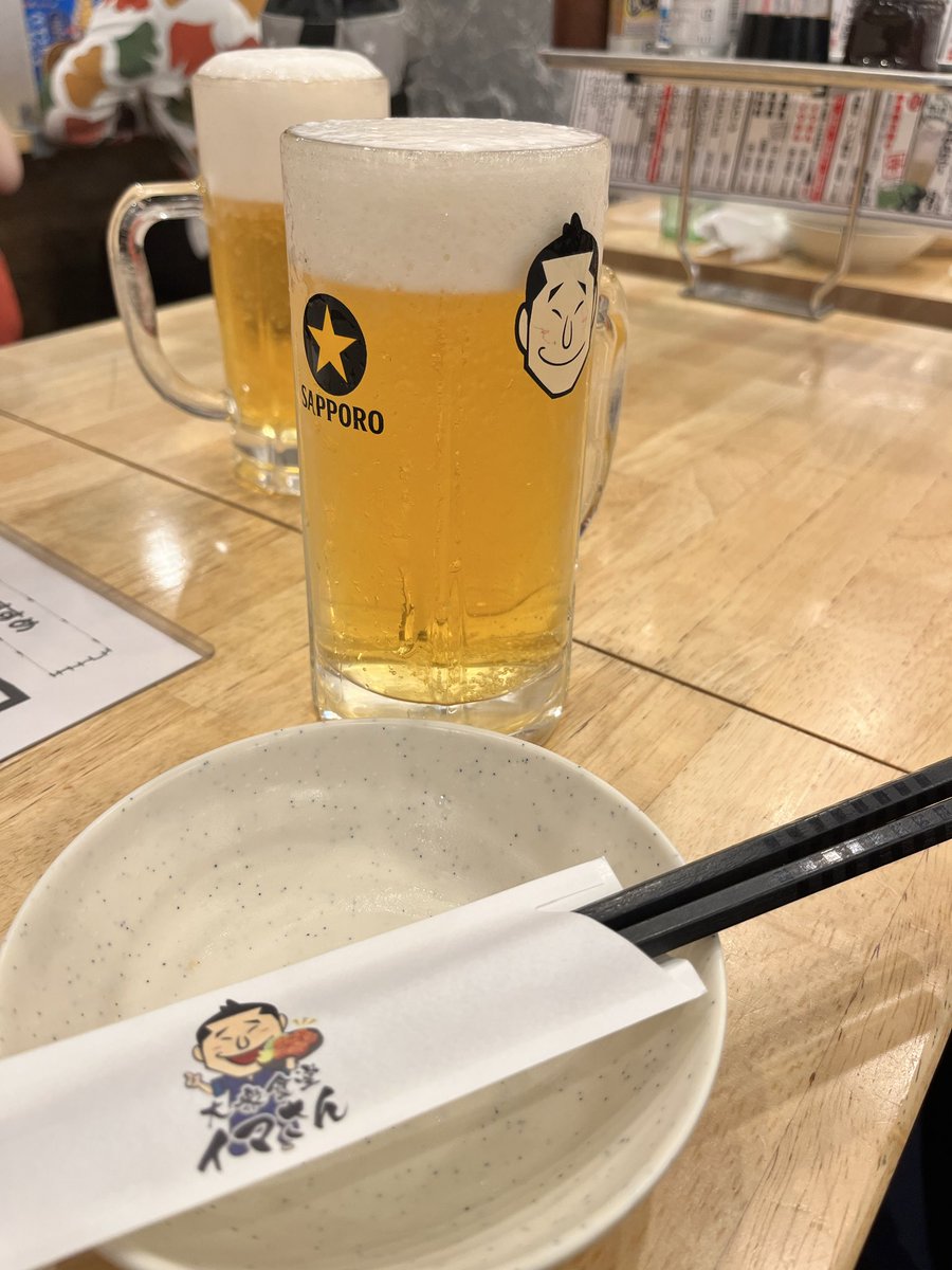 asachi060804's tweet photo. 静岡夜店市でうちわ配ってクルーの先輩と飲みー🍻
最高です🧡 https://t.co/3qWSpeJTmw