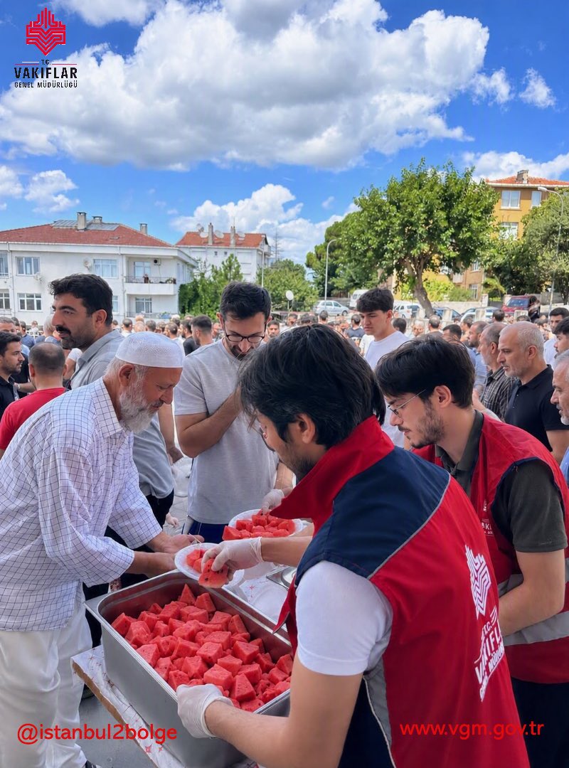 istanbul2bolge's tweet photo. Tarihî mirasımıza sahip çıkarken, ecdadımızın vakfiyelerinde yer alan hayır şartlarını bugün de büyük bir bir lezzet ve coşkuyla yaşatmaya devam ediyoruz.

Bugün, 1001 Hayır Şartı kapsamında, cuma namazı çıkışında camii cemaatimize ve vatandaşlarımıza geleneksel lezzetlerimizden karpuz ve şerbet ikramında bulunduk.

Ecdadımızın asırlar önce bıraktığı bu anlamlı mirası yaşatmanın, vatandaşlarımızın yüzündeki tebessüme vesile olmanın mutluluğunu yaşıyoruz. Bu hayırların gerçekleşmesinde emeği geçen ve bu güzel geleneğe ortak olan herkese teşekkür ederiz.

Vakıf medeniyetinin paylaşma ve yardımlaşma ruhunu yaşatmaya devam edeceğiz.