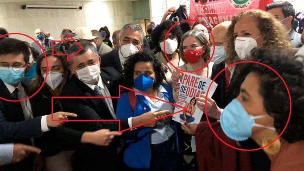 FatosSemFiltr's tweet photo. @ErikakHilton Que grande piada é esse MBL. Estavam juntos com o PSOL no superpedido de impeachment contra o Bolsonaro e agora fazem teatro no Conselho de Ética querendo derrubar a Erika Hilton, do PSOL.
Não dá para levar esse grupo a sério, a única missão deles é encher linguiça.
🤣🤣🤣🤣🤣🤣 https://t.co/tw7JOdPsGc
