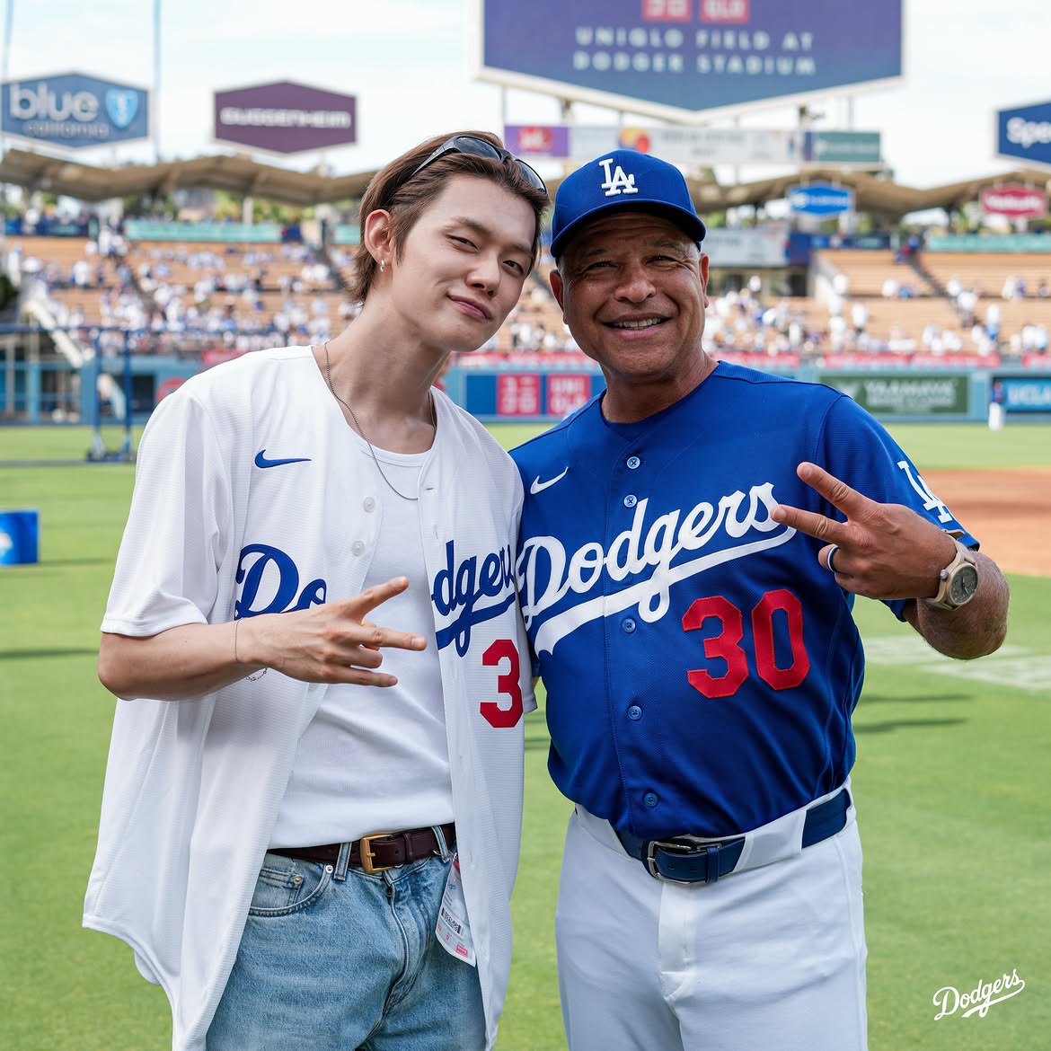 MLBKOR's tweet photo. 연준이 다저스타디움에 등장했습니다!😎
다저스 유니폼이 잘 어울리죠?👀
@TXT_bighit 
📷: @Dodgers 
#MLB #야구 https://t.co/gk86tbewtH