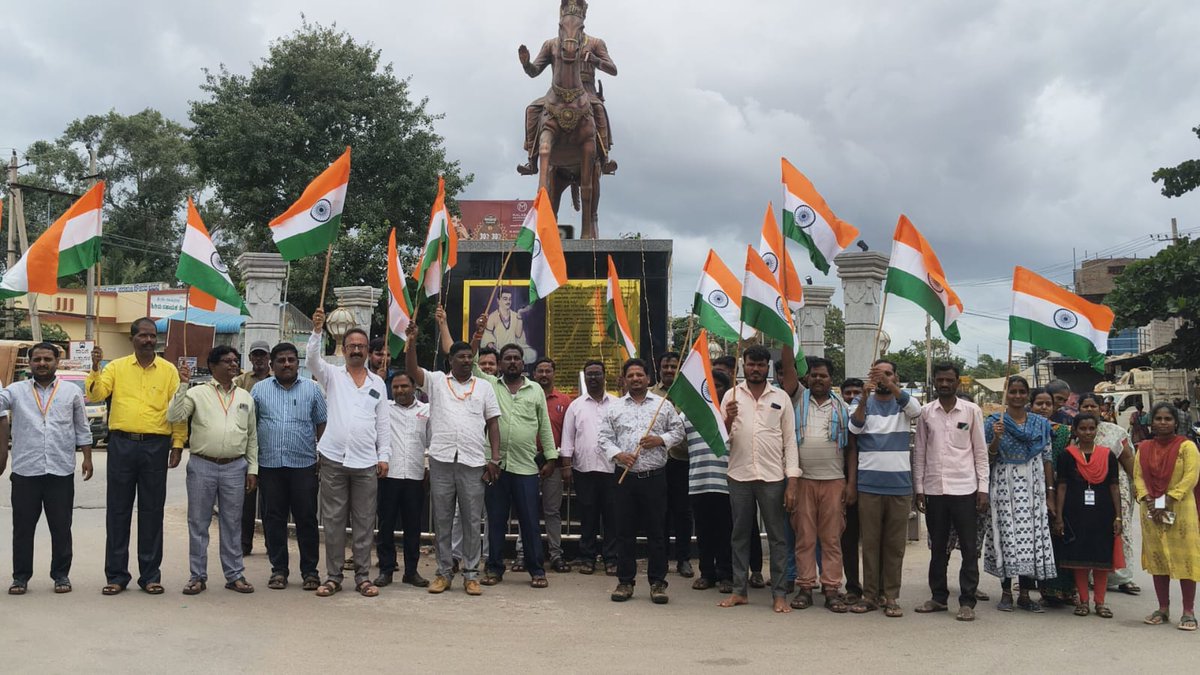 TMCHBH's tweet photo. ಸ್ವಾತಂತ್ರ್ಯ ದಿನಾಚರಣೆ ಪ್ರಯುಕ್ತ ದಿನಾಂಕ 14.08.2026 ರಂದು ಹರ್‌ ಘರ್‌ ತಿರಂಗ ಅಂಗವಾಗಿ, ರಾಷ್ಟ್ರೀಯ ಧ್ವಜದೊಂದಿಗೆ ಜಾಥಾವನ್ನು ಪುರಸಭೆ ಹಗರಿಬೊಮ್ಮನಹಳ್ಳಿಯಲ್ಲಿ ನಡೆಸಲಾಯಿತು. @swachhbharatgovkurban @mohua__india #harghartiranga https://t.co/mbm269rTR2