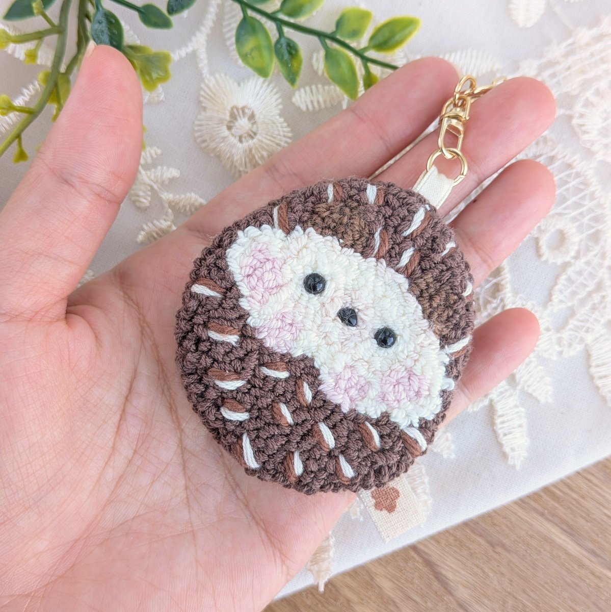 chikutto_hm's tweet photo. 仰向けだっこはちくちくするけど、
んぎゃかわいいですよね🦔💕 

#東京ハンドメイドマルシェ2026秋 🍁
#ハリネズミグッズ https://t.co/ltQpHtbML6