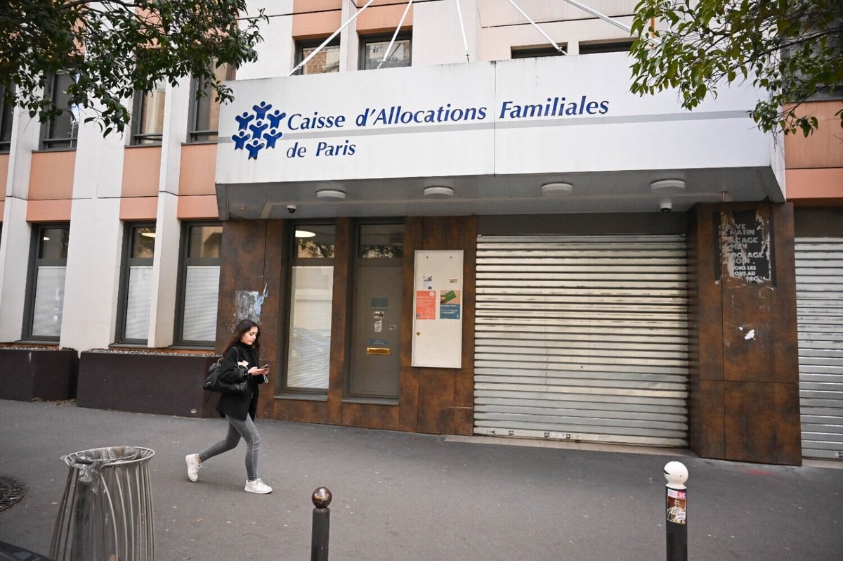 humanite_fr's tweet photo. Mal-logement : un rapport gouvernemental préconise de supprimer les APL pour 200 000 étudiants en 2027 

➡️ https://t.co/07O9cvgTFV https://t.co/6eYQI01iJi