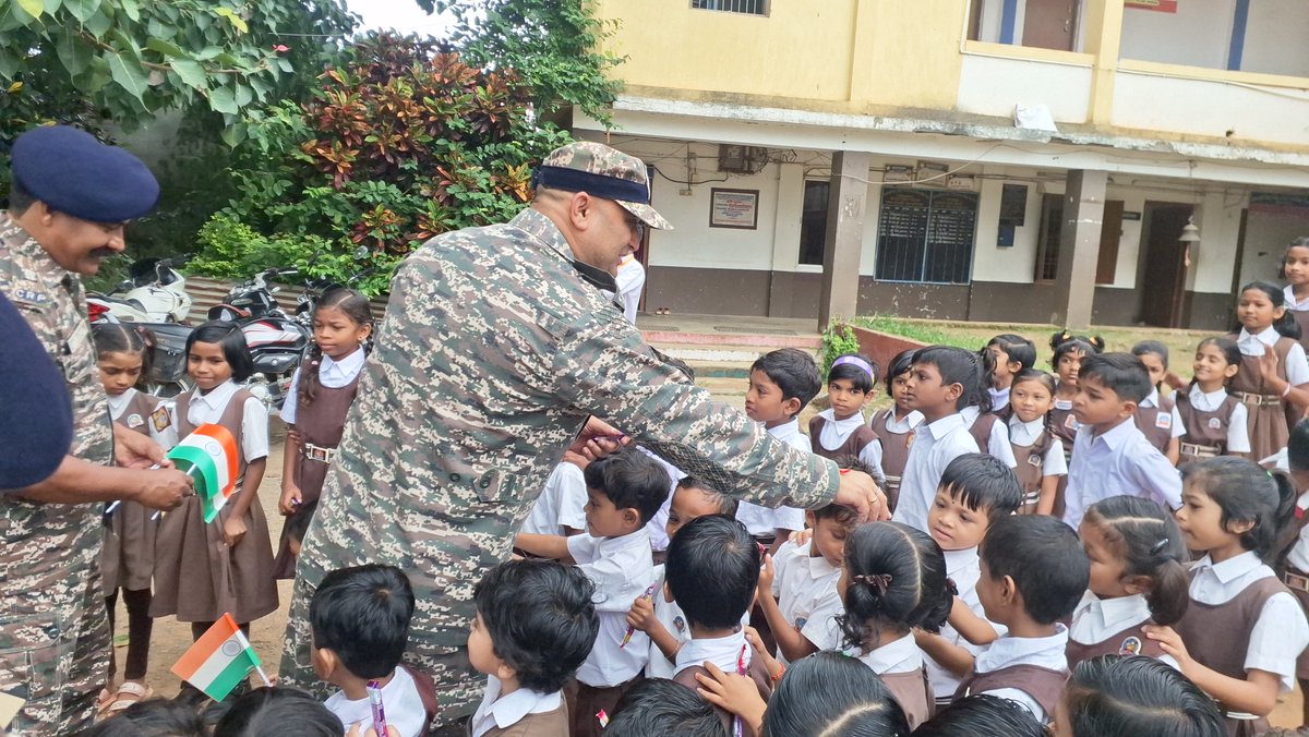 commandant188's tweet photo. The
@188_BN_CRPF 
proudly spearheaded a vibrant #HarGharTiranga rally today across kondagoan districts. More than just a journey on two wheels, the rally carried a powerful message of community bonding, national integration, and an unwavering commitment to the peace. @crpfindia https://t.co/uLUkjORghs
