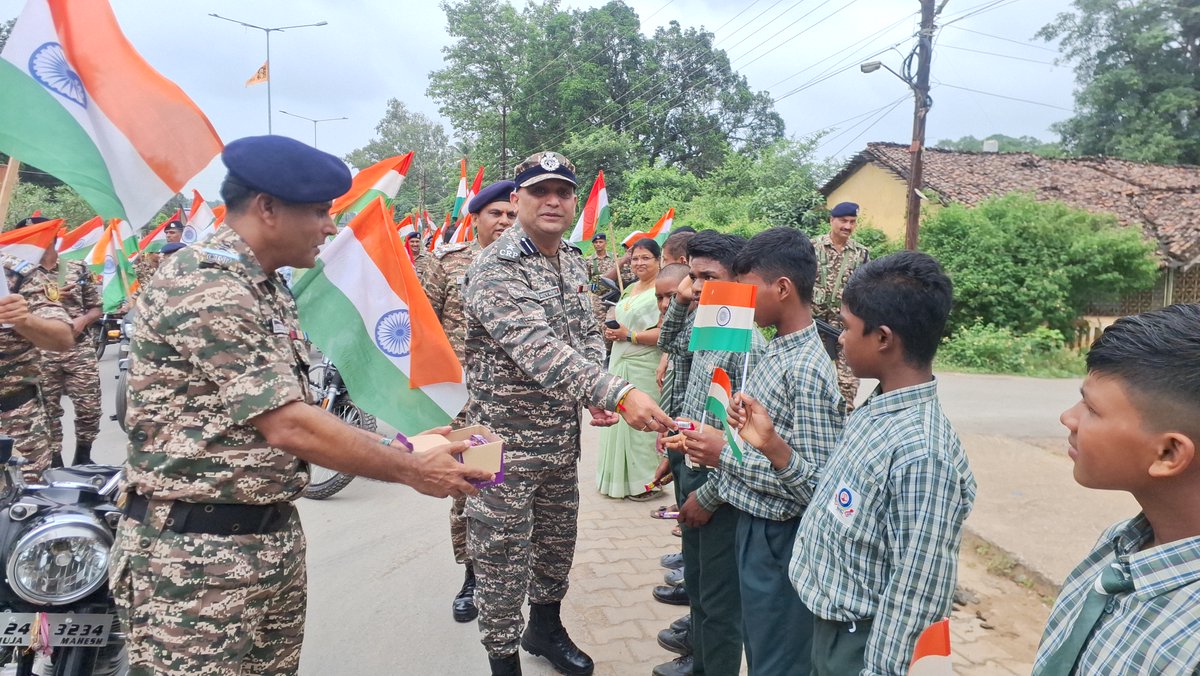 commandant188's tweet photo. The
@188_BN_CRPF 
proudly spearheaded a vibrant #HarGharTiranga rally today across kondagoan districts. More than just a journey on two wheels, the rally carried a powerful message of community bonding, national integration, and an unwavering commitment to the peace. @crpfindia https://t.co/uLUkjORghs