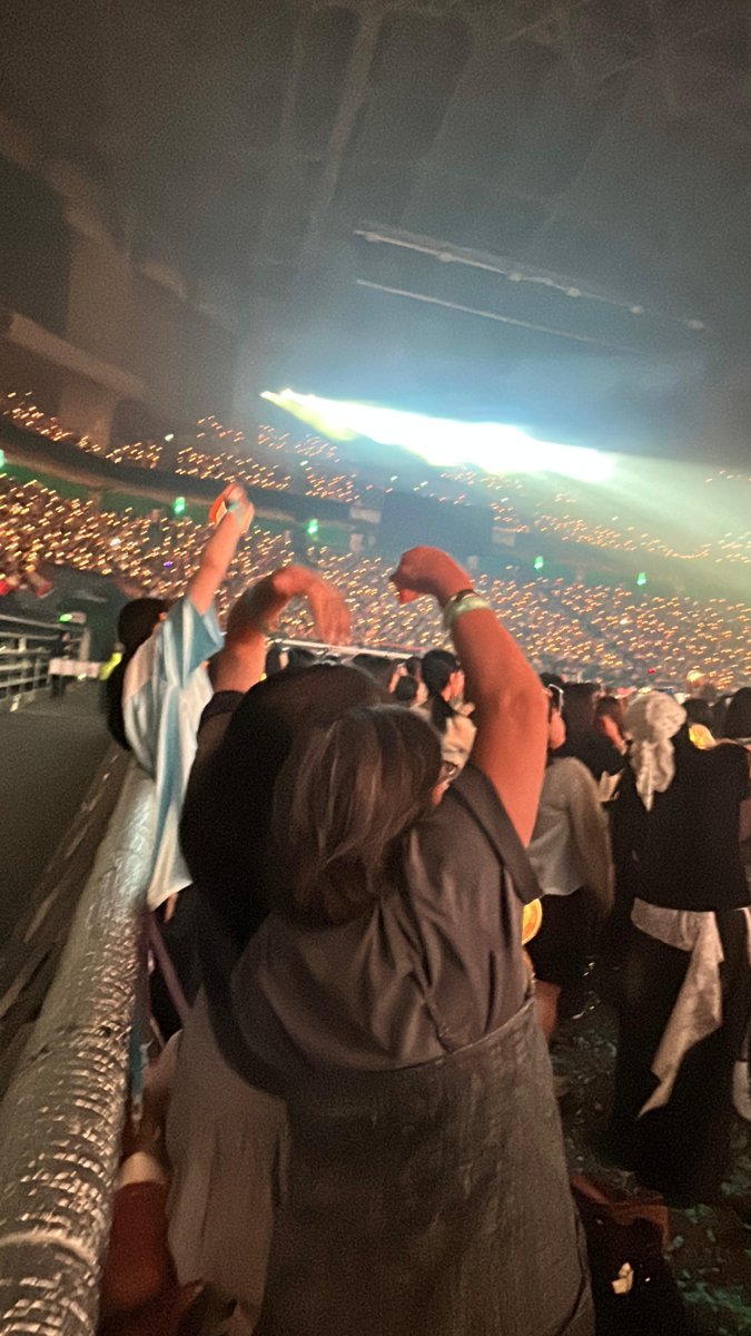 yourheartgoogie's tweet photo. Btw me and my mom at the bnd concert in Busan giving 💕 https://t.co/fDTIBd7Z61