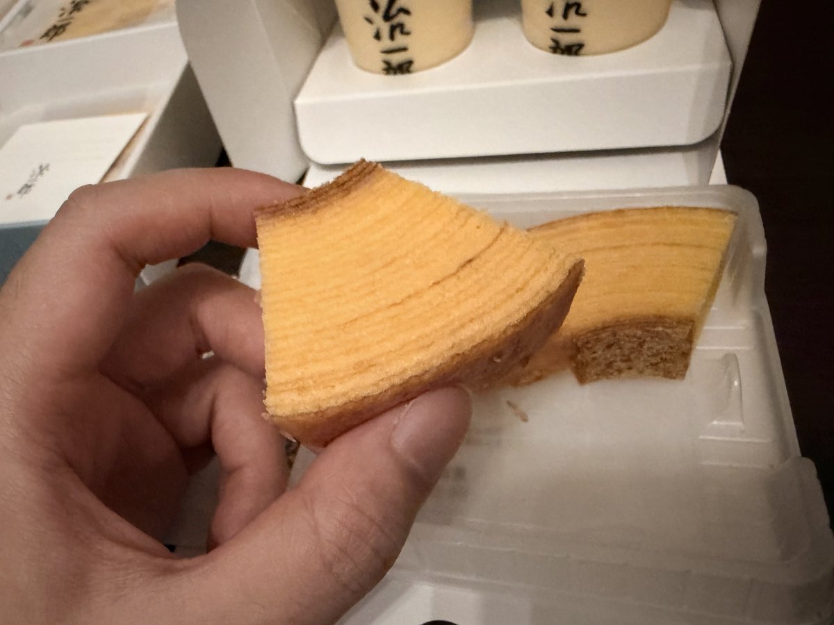 him_rock315's tweet photo. 夜のラゾーナ川崎でお買い物🛍️
食べてみたいなぁと思ってた治一郎のバウムクーヘンも購入。
しっとりしてて美味しい☺️ https://t.co/NIaqbpWrGA