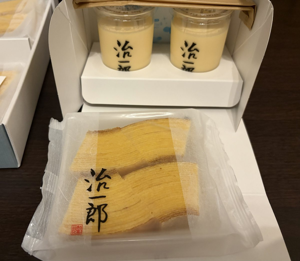 him_rock315's tweet photo. 夜のラゾーナ川崎でお買い物🛍️
食べてみたいなぁと思ってた治一郎のバウムクーヘンも購入。
しっとりしてて美味しい☺️ https://t.co/NIaqbpWrGA