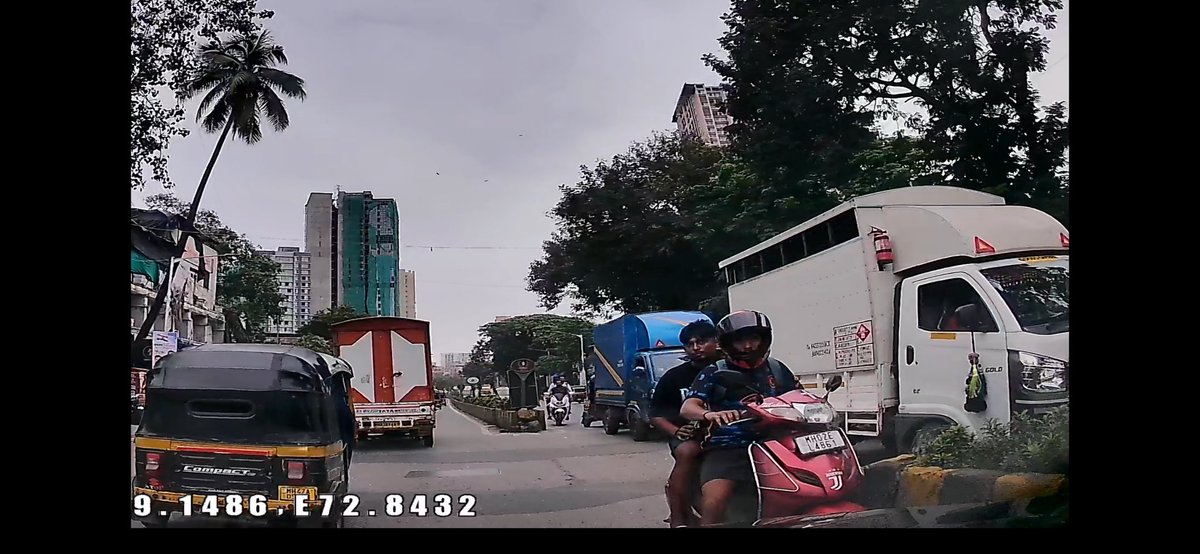 danish26992's tweet photo. @MTPHereToHelp A usual day in Jogeshwari West—bikers casually riding on the wrong side of the road, putting pedestrians and other motorists at serious risk.

MH47 AX5619
MH02 EL4861 https://t.co/vm3fqeleJ8