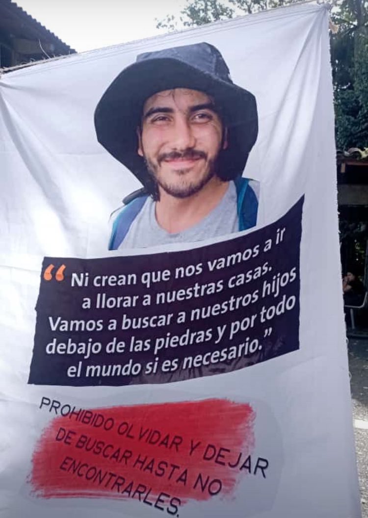 claoyepes's tweet photo. #DondeEstaCamilo #AndresCamiloNoAparece Dios 1.592 días ausente. Porque una madre no se cansa de buscar a su hijo.
Porque el amor no desaparece.
Porque mientras no sepamos dónde está, seguiremos preguntando: ¿DÓNDE ESTÁ CAMILO? https://t.co/PEsKkethL3