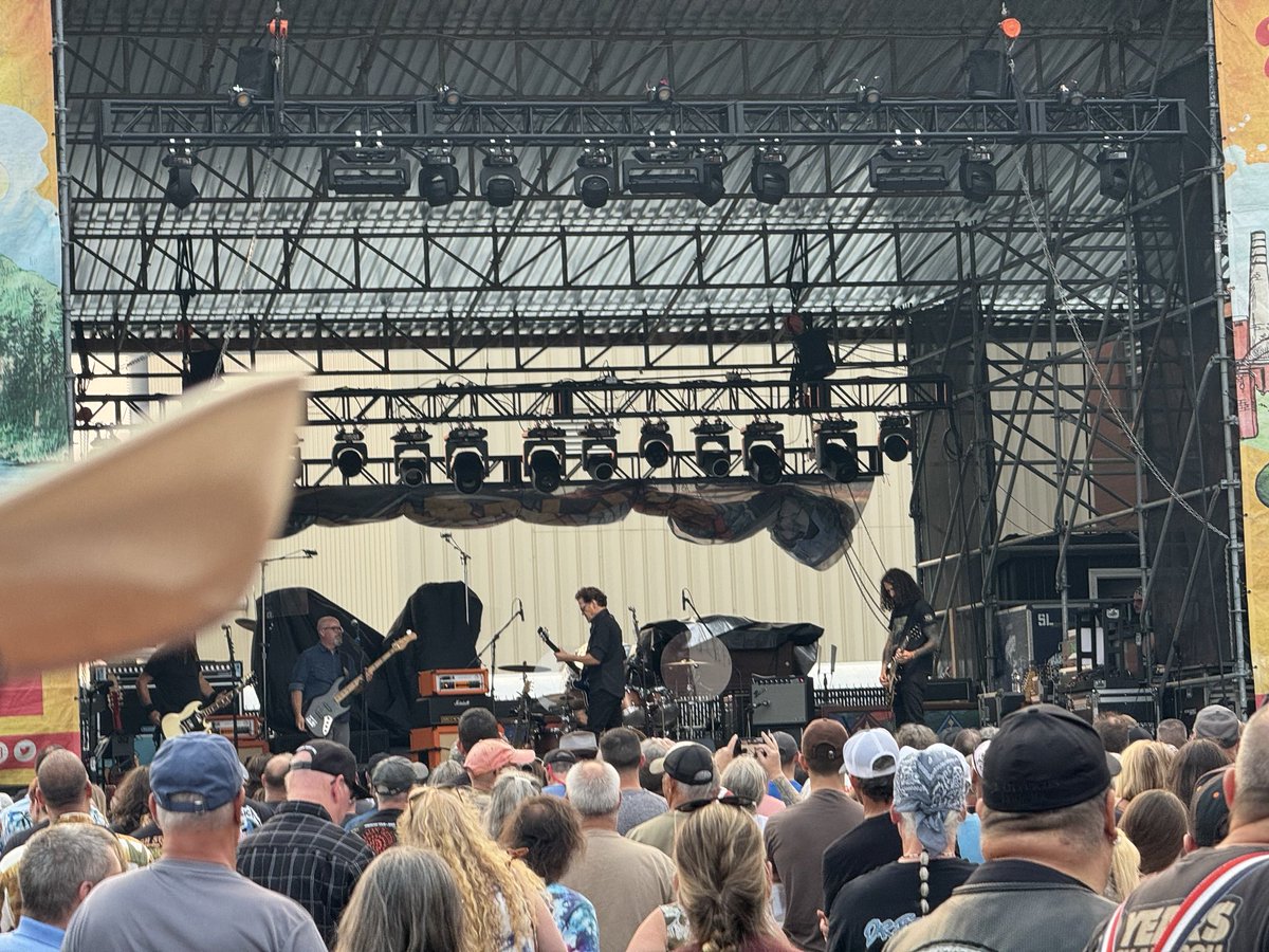 rjd1245's tweet photo. @Photomusicrock Saw the same show in Utica,NY a couple of weeks ago. https://t.co/h9qSdZvngu