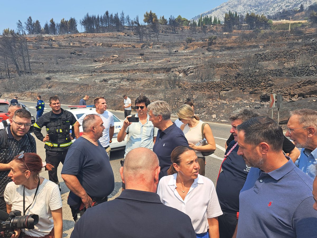 AndrejPlenkovic's tweet photo. U Omišu smo se sastali s predstavnicima Hrvatske vatrogasne zajednice i svih nadležnih službi koje su požrtvovno branile ljude i imovinu u munjevitom požaru koji je sinoć buknuo.

Izražavam žaljenje zbog ozlijeđenih, kojima se pruža zdravstvena skrb u KBC-u Split, a koje ćemo danas posjetiti. U pripravnosti su i zagrebačke bolnice. Svima želimo brz oporavak. Spremni smo pomoći i stranim turistima kako bi se sigurno vratili u svoje zemlje.

S ministrima @tomo_medved, @DavorBozinovic, @david_vlajcic, Irenom Hrstić @MIZdravstva, @TonciGlavina i @susnjar_a obišli smo požarište i posjetili građane koji su evakuirani i smješteni u Gradskoj sportskoj dvorani Ribnjak u Omišu.

Velika zahvala pripadnicima dobrovoljnih i javnih vatrogasnih postrojbi iz više dijelova Hrvatske na iskazanoj nadljudskoj požrtvovnosti u gašenju požara.

Hvala i svim drugim službama na angažmanu – odgovor na požar potvrda je da je sustav protupožarne zaštite i integriranost svih sastavnica domovinske sigurnosti funkcionalan.

Cijelo vrijeme bili smo u kontaktu sa splitsko-dalmatinskim županom Blaženkom Bobanom i glavnim vatrogasnim zapovjednikom Slavkom Tucakovićem, pratili situaciju i reagirali.

Najvažnije je da stanovnici i grada i županije znaju da nisu sami u ovome – @VladaRH spremna je pomoći u otklanjanju posljedica ovog požara, kao što smo to činili i dosad u svim slučajevima elementarnih i prirodnih nepogoda.