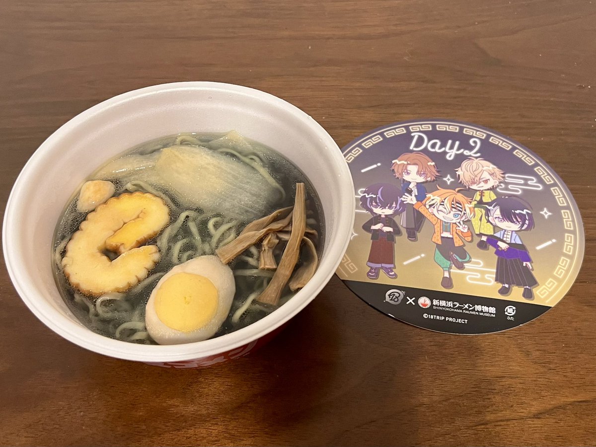 sssmakabe_'s tweet photo. エイトリのラー博コラボで作った自分でパーツ組み合わせられるカップ麺、
スープを青鶏塩(?)にしたから食べたくなくなる色になってておもろい

でもとても美味しかったです https://t.co/UoVnFMYCNl