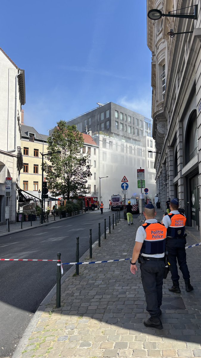 breezer's tweet photo. #Brussels #explosion next to Central train station https://t.co/0vWI0ULnwn