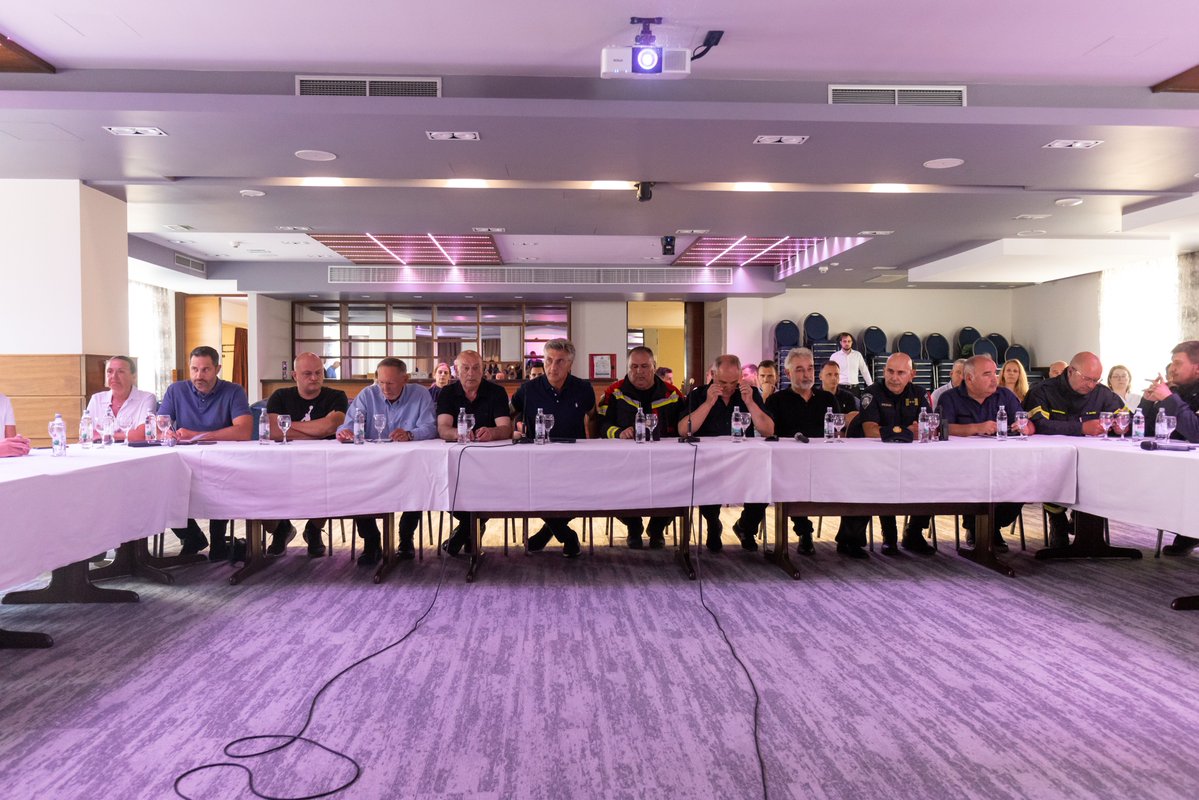 AndrejPlenkovic's tweet photo. U Omišu smo se sastali s predstavnicima Hrvatske vatrogasne zajednice i svih nadležnih službi koje su požrtvovno branile ljude i imovinu u munjevitom požaru koji je sinoć buknuo.

Izražavam žaljenje zbog ozlijeđenih, kojima se pruža zdravstvena skrb u KBC-u Split, a koje ćemo danas posjetiti. U pripravnosti su i zagrebačke bolnice. Svima želimo brz oporavak. Spremni smo pomoći i stranim turistima kako bi se sigurno vratili u svoje zemlje.

S ministrima @tomo_medved, @DavorBozinovic, @david_vlajcic, Irenom Hrstić @MIZdravstva, @TonciGlavina i @susnjar_a obišli smo požarište i posjetili građane koji su evakuirani i smješteni u Gradskoj sportskoj dvorani Ribnjak u Omišu.

Velika zahvala pripadnicima dobrovoljnih i javnih vatrogasnih postrojbi iz više dijelova Hrvatske na iskazanoj nadljudskoj požrtvovnosti u gašenju požara.

Hvala i svim drugim službama na angažmanu – odgovor na požar potvrda je da je sustav protupožarne zaštite i integriranost svih sastavnica domovinske sigurnosti funkcionalan.

Cijelo vrijeme bili smo u kontaktu sa splitsko-dalmatinskim županom Blaženkom Bobanom i glavnim vatrogasnim zapovjednikom Slavkom Tucakovićem, pratili situaciju i reagirali.

Najvažnije je da stanovnici i grada i županije znaju da nisu sami u ovome – @VladaRH spremna je pomoći u otklanjanju posljedica ovog požara, kao što smo to činili i dosad u svim slučajevima elementarnih i prirodnih nepogoda.