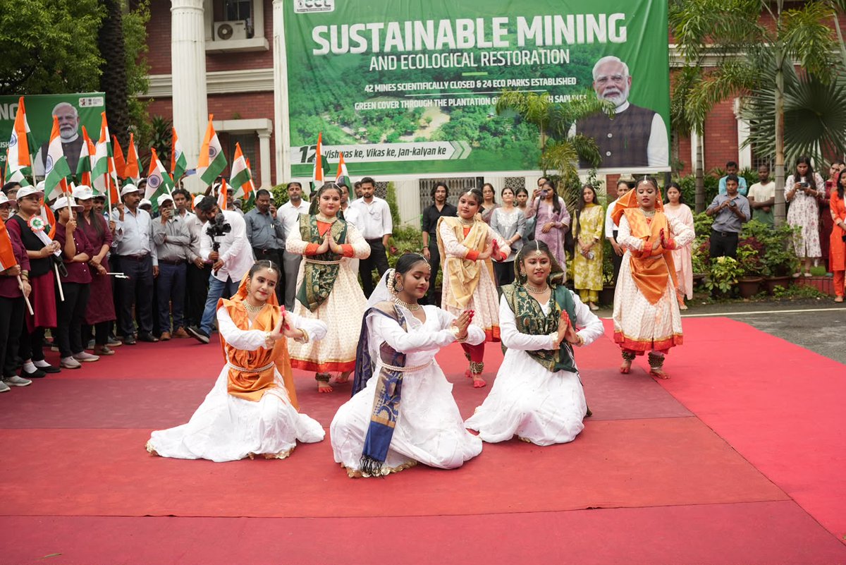 CCLRanchi's tweet photo. "सीसीएल मुख्यालय में गूंजा देशभक्ति का स्वर, भव्यता के साथ मनाया गया ‘हर घर तिरंगा’ कार्यक्रम"

सेंट्रल कोलफील्ड्स लिमिटेड मुख्यालय, दरभंगा हाउस कैंपस, रांची में भव्य ‘हर घर तिरंगा, घर घर तिरंगा, हर मन तिरंगा’ कार्यक्रम का आयोजन किया गया। कार्यक्रम में सीसीएल के वरिष्ठ अधिकारियों, श्रमिक संघ के सम्मानित प्रतिनिधिगण, कोल कर्मियों एवं हितधारकों ने उत्साहपूर्वक सहभागिता करते हुए राष्ट्रध्वज के प्रति सम्मान और देशभक्ति का संदेश दिया। इस दौरान “भारत माता” बनी एक छोटी बच्ची सुश्री वैष्णवी कुमारी ने मार्च का नेतृत्व किया।

कार्यक्रम में निदेशक (वित्त) श्री पवन कुमार मिश्रा, निदेशक (मानव संसाधन) श्री हर्ष नाथ मिश्र, निदेशक (तकनीकी/संचालन) श्री चंद्र शेखर तिवारी, निदेशक (योजना एवं परियोजना) श्री अनुप हंजुरा तथा मुख्य सतर्कता अधिकारी (सीवीओ) श्री पंकज कुमार की गरिमामयी उपस्थिति रही।

सीसी एंड पीआर विभाग के प्रमुख श्री आलोक कुमार गुप्ता ने बताया कि मुख्यालय के साथ साथ सीसीएल के क्षेत्रों में हर घर तिरंगा कार्यक्रम के अंतर्गत विशेष रैली, जागरूकता रैली एवं बाइक रैली का आयोजन किया जा रहा है जो तिरंगे के प्रति सम्मान और राष्ट्रप्रेम का संदेश दे रहा है। 

कार्यक्रम के दौरान देशभक्ति से ओत-प्रोत सांस्कृतिक नृत्य ने उपस्थित जनसमूह में उत्साह और ऊर्जा का संचार किया।

तिरंगे के सम्मान और कोल श्रमिकों के राष्ट्र के प्रति समर्पण की भावना को प्रतिबिंबित करता हुआ भव्य ‘सेल्फी प्वाइंट’ भी कार्यक्रम का विशेष आकर्षण रहा जिसमें सीसीएल के ताऊ भी विशेष आकर्षण के केंद्र बने हुए थे। तिरंगे की थीम पर सुसज्जित इस सेल्फी प्वाइंट ने उपस्थित कोल कर्मियों एवं अतिथियों का ध्यान अपनी ओर आकर्षित किया। बड़ी संख्या में कर्मियों ने यहां तस्वीरें खिंचवाकर राष्ट्रप्रेम और ‘हर घर तिरंगा’ अभियान के संदेश को अपने साथ साझा किया। कार्यक्रम के दौरान उपस्थित कोल कर्मियों में जबरदस्त उत्साह देखने को मिला। पूरा सीसीएल मुख्यालय देशभक्ति के रंग में रंगा नजर आया और ‘हर घर तिरंगा’ का संदेश परिसर में गूंजता रहा।

कार्यक्रम का समापन राष्ट्रीय गीत एवं राष्ट्रीय गान के साथ हुआ। उपस्थित सभी अधिकारियों एवं कर्मचारियों ने राष्ट्रध्वज के सम्मान और देश की एकता, अखंडता एवं संप्रभुता के प्रति अपनी प्रतिबद्धता दोहराई।

#HarGharTiranga #CCL #CentralCoalfieldsLimited #IndependenceDay #Tiranga #JaiHind #VandeMataram 

@kishanreddybjp @satishdubeyy @CoalMinistry @MinOfCultureGoI @CoalIndiaHQ