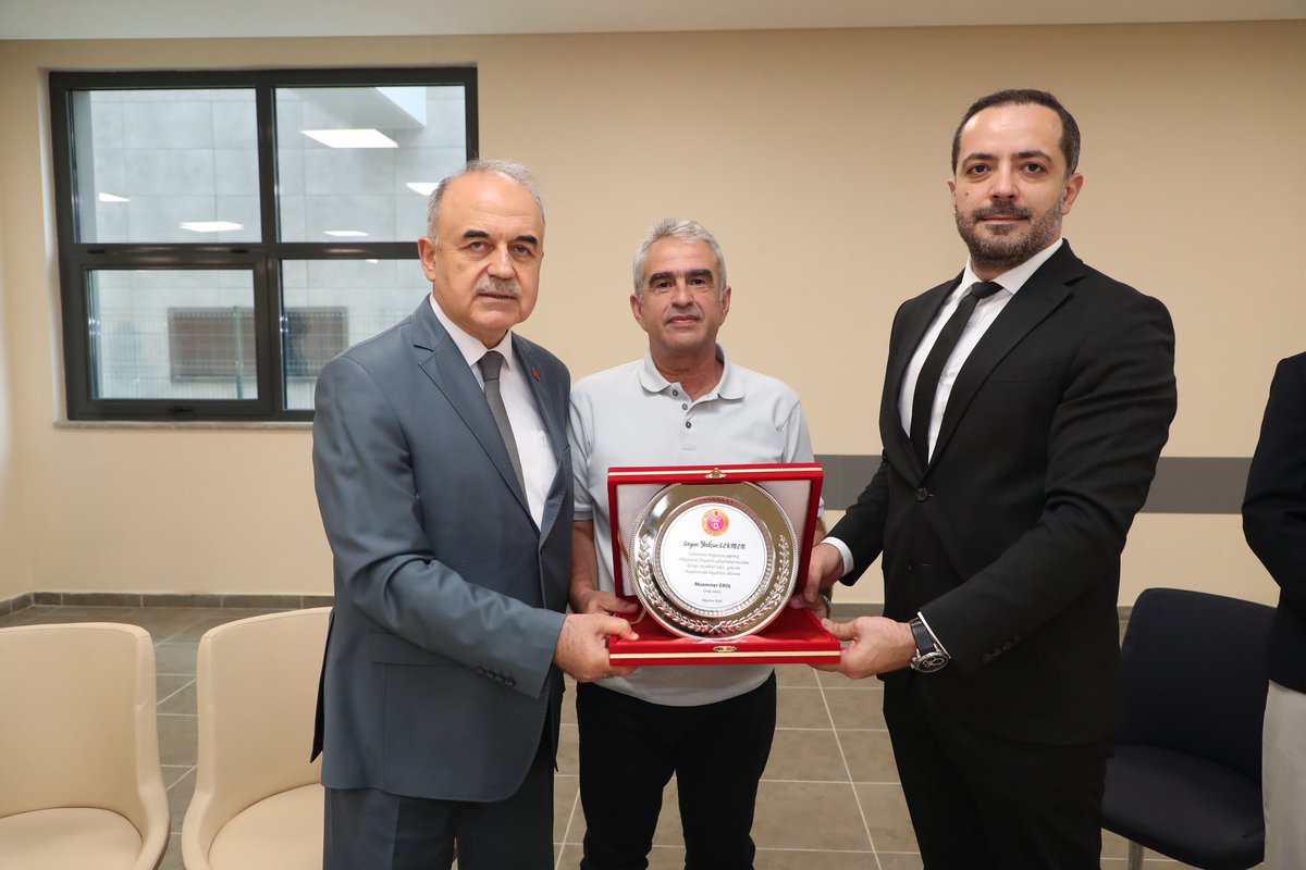 TCOrduValiligi's tweet photo. Valimiz Sayın Muammer Erol, yapımı tamamlanan ve yakın bir tarihte hizmet vermeye başlayacak 1200 yatak kapasiteli Ordu Şehir Hastanesi’nde incelemede bulunarak, hastanenin son durumu hakkında İl Sağlık Müdürü Emrah Çelenk ve Ordu Üniversitesi Eğitim Araştırma Hastanesi Başhekimi Prof. Dr. Ali Yılmaz’dan bilgi aldı. Hastane inşaatı yüklenici firma proje müdürü Yalçın Sekmen’e de hastanenin yapım sürecindeki emekleri ve gayretlerinden dolayı teşekkür etti.