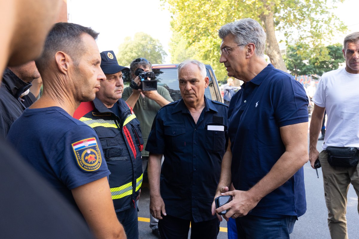AndrejPlenkovic's tweet photo. U Omišu smo se sastali s predstavnicima Hrvatske vatrogasne zajednice i svih nadležnih službi koje su požrtvovno branile ljude i imovinu u munjevitom požaru koji je sinoć buknuo.

Izražavam žaljenje zbog ozlijeđenih, kojima se pruža zdravstvena skrb u KBC-u Split, a koje ćemo danas posjetiti. U pripravnosti su i zagrebačke bolnice. Svima želimo brz oporavak. Spremni smo pomoći i stranim turistima kako bi se sigurno vratili u svoje zemlje.

S ministrima @tomo_medved, @DavorBozinovic, @david_vlajcic, Irenom Hrstić @MIZdravstva, @TonciGlavina i @susnjar_a obišli smo požarište i posjetili građane koji su evakuirani i smješteni u Gradskoj sportskoj dvorani Ribnjak u Omišu.

Velika zahvala pripadnicima dobrovoljnih i javnih vatrogasnih postrojbi iz više dijelova Hrvatske na iskazanoj nadljudskoj požrtvovnosti u gašenju požara.

Hvala i svim drugim službama na angažmanu – odgovor na požar potvrda je da je sustav protupožarne zaštite i integriranost svih sastavnica domovinske sigurnosti funkcionalan.

Cijelo vrijeme bili smo u kontaktu sa splitsko-dalmatinskim županom Blaženkom Bobanom i glavnim vatrogasnim zapovjednikom Slavkom Tucakovićem, pratili situaciju i reagirali.

Najvažnije je da stanovnici i grada i županije znaju da nisu sami u ovome – @VladaRH spremna je pomoći u otklanjanju posljedica ovog požara, kao što smo to činili i dosad u svim slučajevima elementarnih i prirodnih nepogoda.