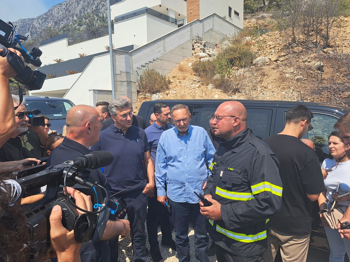 AndrejPlenkovic's tweet photo. U Omišu smo se sastali s predstavnicima Hrvatske vatrogasne zajednice i svih nadležnih službi koje su požrtvovno branile ljude i imovinu u munjevitom požaru koji je sinoć buknuo.

Izražavam žaljenje zbog ozlijeđenih, kojima se pruža zdravstvena skrb u KBC-u Split, a koje ćemo danas posjetiti. U pripravnosti su i zagrebačke bolnice. Svima želimo brz oporavak. Spremni smo pomoći i stranim turistima kako bi se sigurno vratili u svoje zemlje.

S ministrima @tomo_medved, @DavorBozinovic, @david_vlajcic, Irenom Hrstić @MIZdravstva, @TonciGlavina i @susnjar_a obišli smo požarište i posjetili građane koji su evakuirani i smješteni u Gradskoj sportskoj dvorani Ribnjak u Omišu.

Velika zahvala pripadnicima dobrovoljnih i javnih vatrogasnih postrojbi iz više dijelova Hrvatske na iskazanoj nadljudskoj požrtvovnosti u gašenju požara.

Hvala i svim drugim službama na angažmanu – odgovor na požar potvrda je da je sustav protupožarne zaštite i integriranost svih sastavnica domovinske sigurnosti funkcionalan.

Cijelo vrijeme bili smo u kontaktu sa splitsko-dalmatinskim županom Blaženkom Bobanom i glavnim vatrogasnim zapovjednikom Slavkom Tucakovićem, pratili situaciju i reagirali.

Najvažnije je da stanovnici i grada i županije znaju da nisu sami u ovome – @VladaRH spremna je pomoći u otklanjanju posljedica ovog požara, kao što smo to činili i dosad u svim slučajevima elementarnih i prirodnih nepogoda.