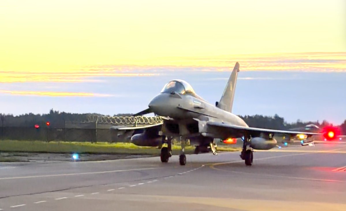 MinisteroDifesa's tweet photo. Due Eurofighter F-2000 della Task Force Air “Baltic Thunder III” dell’#AeronauticaMilitare, impegnati nella missione #NATO di difesa aerea sul fianco orientale dell’Alleanza, sono decollati in scramble dopo la violazione dello spazio aereo lettone da parte di un drone.

Gli equipaggi italiani hanno intercettato il velivolo senza pilota, procedendo al suo abbattimento secondo le procedure previste dall’Alleanza.

🇮🇹 ✈️ A #Difesa dei cieli alleati.