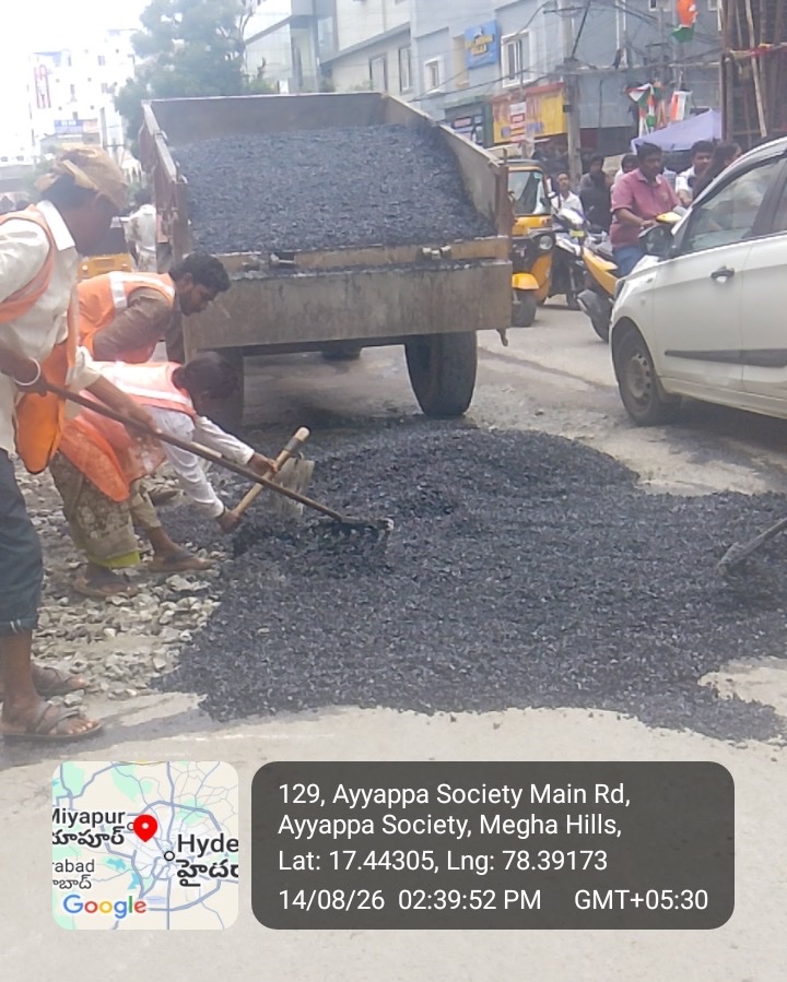ZC_Kukatpally1's tweet photo. 🛣️ BT patchwork works were carried out at Bhagya Nagar Colony, Allwyn Colony, and Ayyappa Society, Madhapur, to improve road conditions and ensure smoother, safer travel for commuters. #RoadMaintenance #KukatpallyZone #TeamCMC https://t.co/HPgylIzz4n