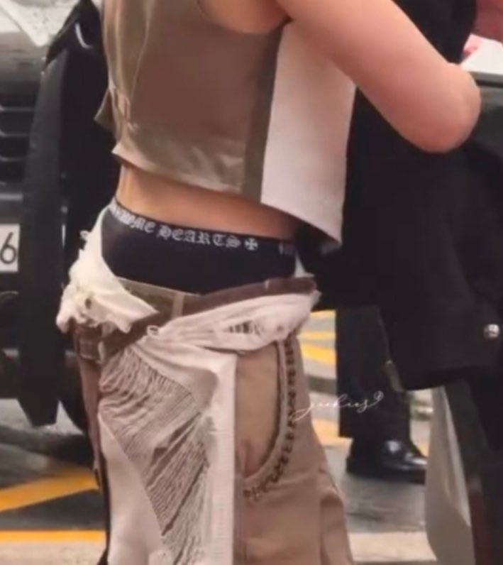 juridicobangchn's tweet photo. HALF OF ASS IS OUT. WHATS HIS PROBLEMMM https://t.co/exdBtpAiCM