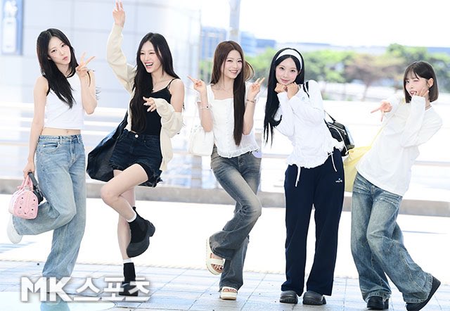zenakism's tweet photo. when you’re having fun at the airport by making different poses every time a bus passes! 🚌📸 it was sooo much fun, just look at our happy faces!! 💗✨ little things like this make waiting around so much more fun. cheers! 😼🫶🏻 https://t.co/9LBnN4kk9F