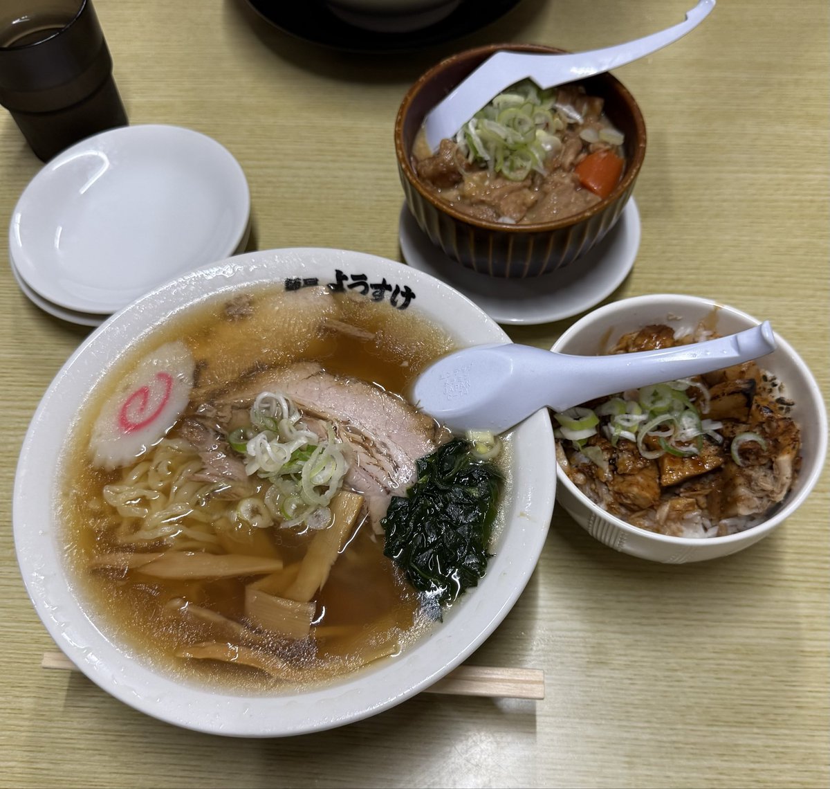 eno_jbcc's tweet photo. せっかく佐野まで行ったのだからと少し並んで美味しい佐野ラーメンいただきました🍜
スープまで完食、モツ煮も旨すぎです。 https://t.co/PCsVry6MVe