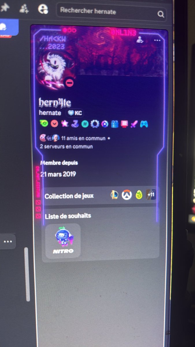 hernaate's tweet photo. @yvnasoul avec mon ancien compte j’arrive à voir les badges sur mon profil mais depuis mon compte principal je les vois pas c’est chelou ptdr https://t.co/1WiOyO0tXs