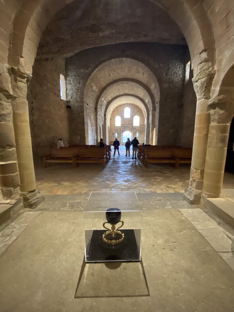 Javier__Sierra's tweet photo. Son horas críticas para el monasterio de San Juan de la Peña. En este instante, los equipos de extinción trabajan con entrega absoluta. Me hablan de “defensa heroica” frente al fuego. Ánimo. Estamos con ellos. https://t.co/jL9hyWJxzY