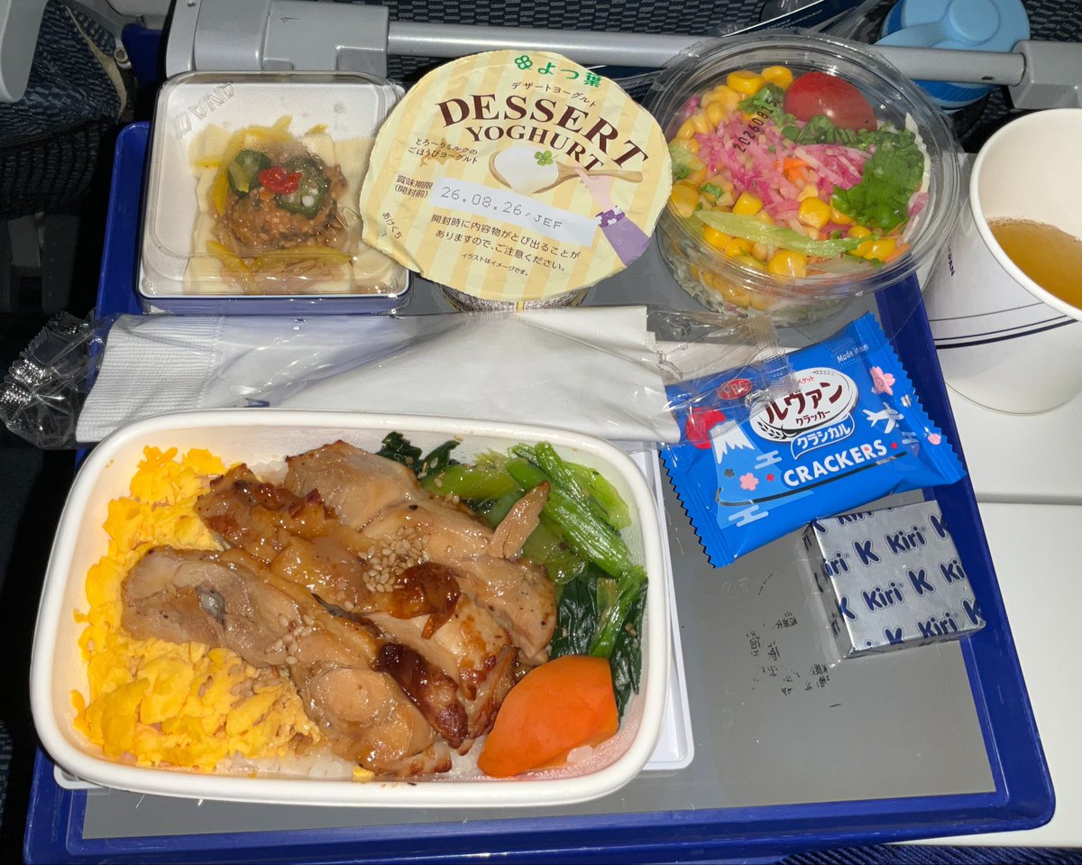 nyanru's tweet photo. お腹いっぱいになっても機内食は食べられるのよ〜😋
←夜の機内食
→朝の機内食 https://t.co/MD7uGnE2pv