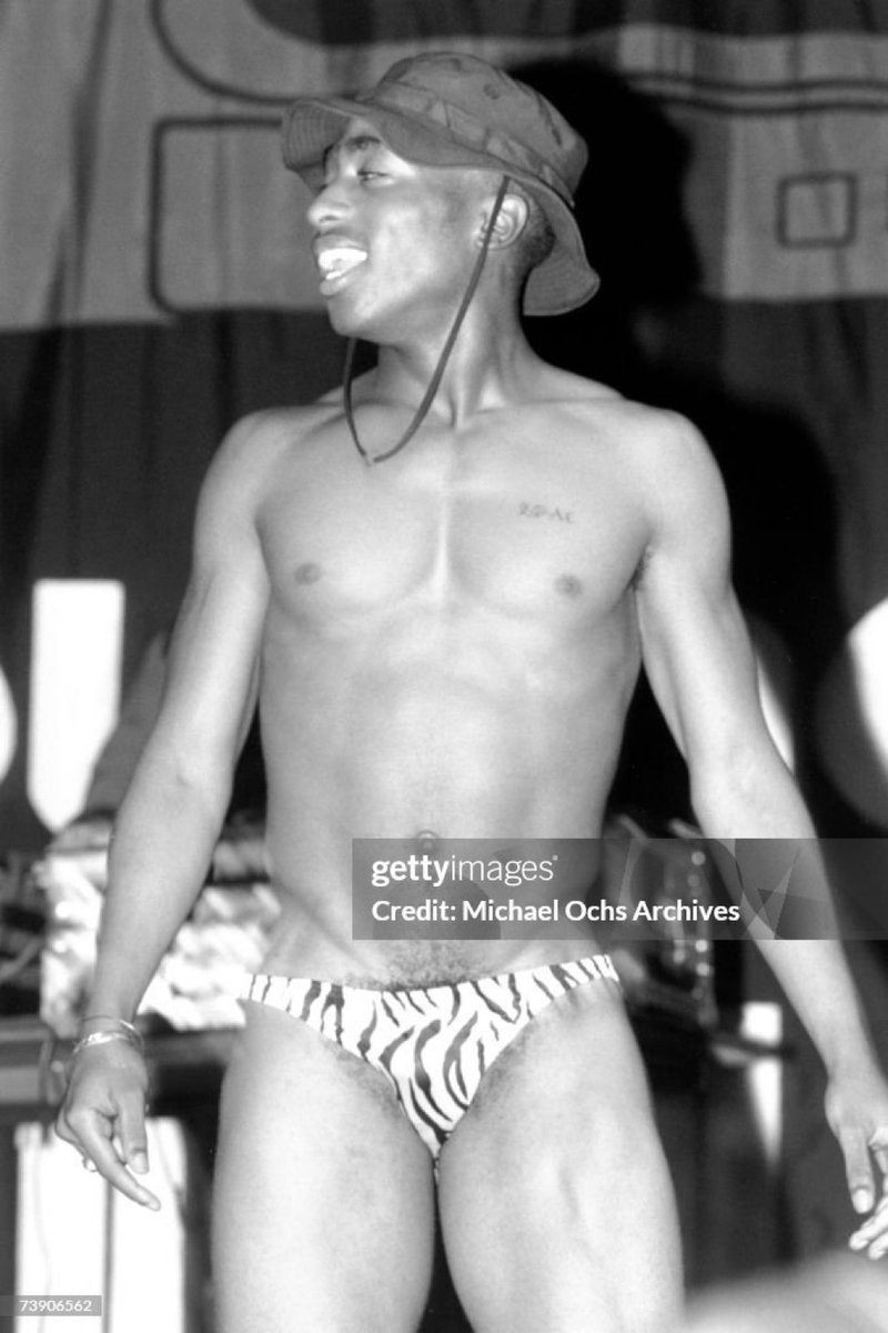 paige__gm's tweet photo. A rare photo of 2pac in 1991🕊️ https://t.co/VnWQjEk0Zw