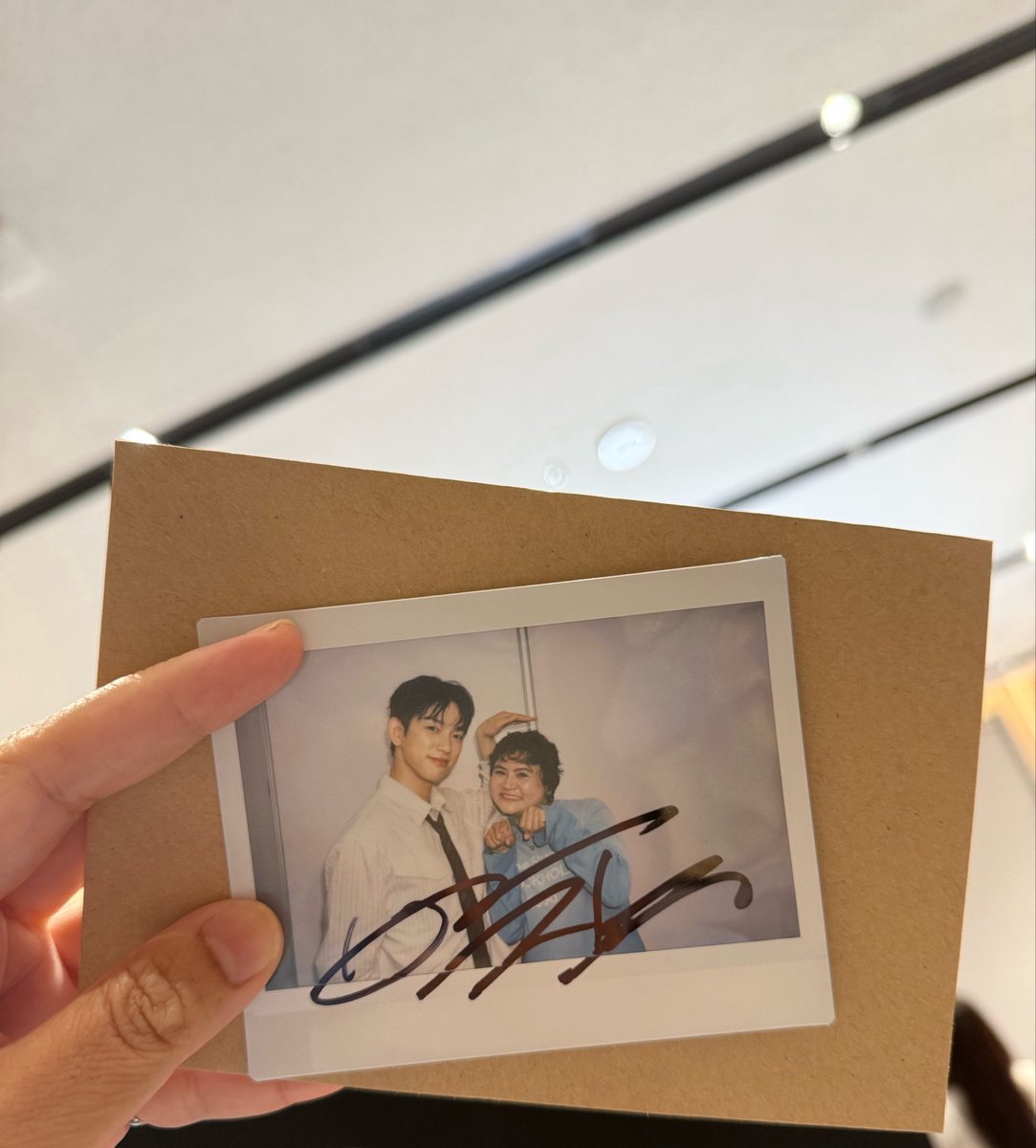 Gypsophiilas's tweet photo. Jy : ตัดผมใหม่หรอครับ
Pat : ใช่ค่ะ 
Jy : ดูดีมากเลย ทำไมถึงตัดหรอครับ
Pat : อยากเปลี่ยนอะไรใหม่ๆค่ะ ชอบมั้ยคะ
Jy : ชอบนะ เข้ากับลุคมากๆ 
Pat : ขอบคุณนะคะ เจอกันพรุ่งนี้ที่ไทเปค่ะ
Jy : ไปด้วยหรอ เจอกันนะครับ บ๊ายบาย
Pat : เจอกันค่ะ บ๊ายบาย https://t.co/7hjn614wAy