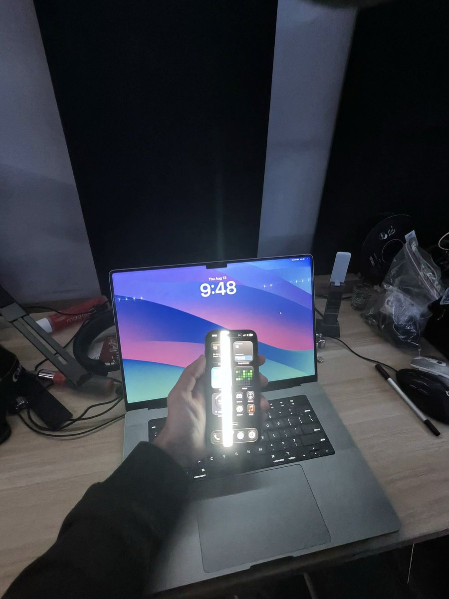 Thohnee_'s tweet photo. Yesterday i dropped my phone on the incline press machine at the gym. Glass perfectly fine but giant lightbar appeared. It’s going to be a long month…. https://t.co/R49pKxOhEe