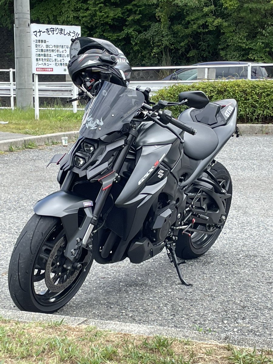 racing5729's tweet photo. 神戸でお馴染み？呑吐ダム（つくはら湖）は盆の真っ昼間は車やバイクは少数でした😅

まぁ、軽く愛車に乗れたので良しとします👍

#gsxs1000 https://t.co/wWQZNC3aME