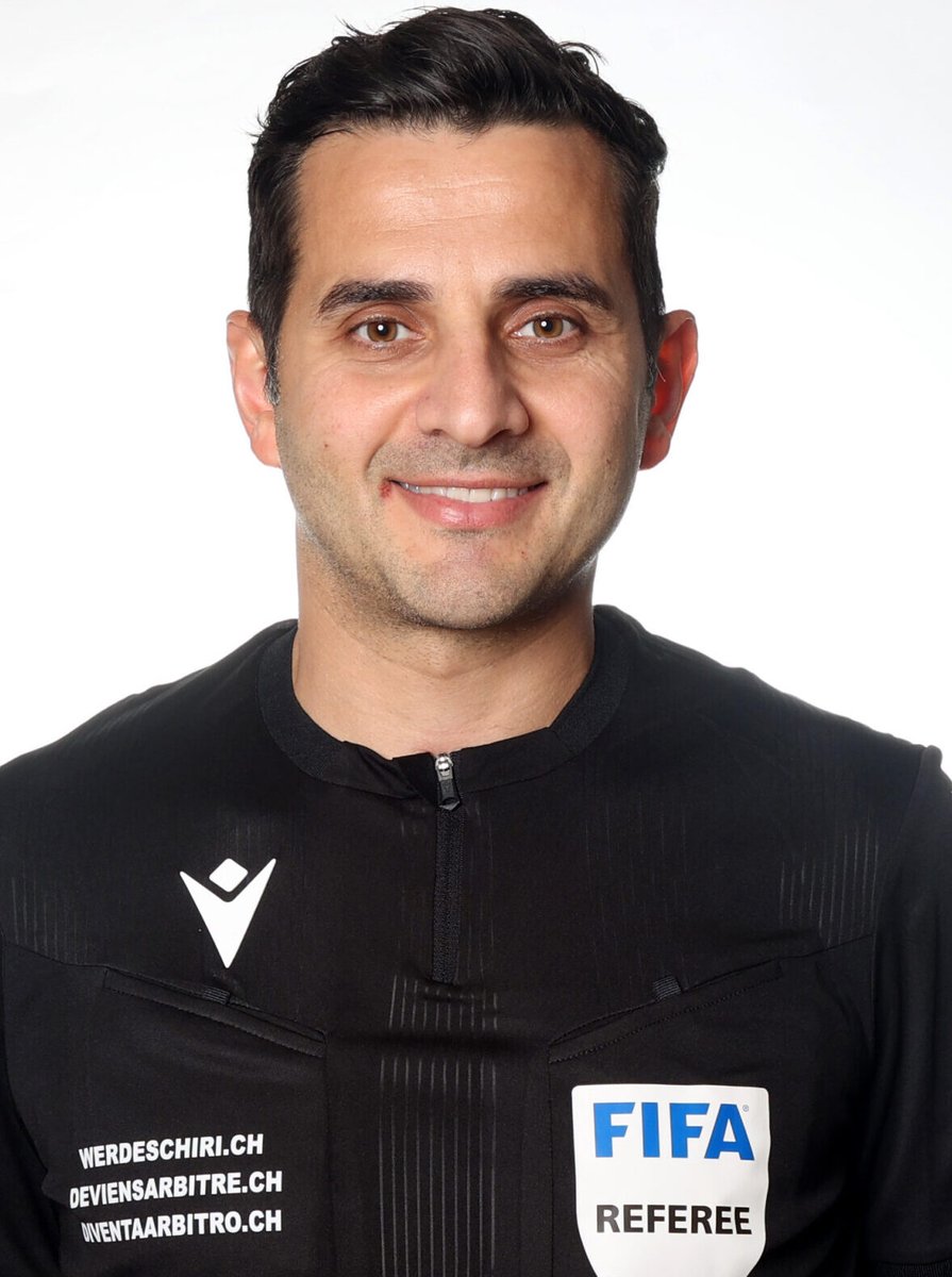 omrumfener's tweet photo. Galatasaray-Çorum FK maçının VAR'ı Fedai San.

Fedai San Kimdir?
-İsviçre'nin Brugg kentinde dünyaya gelmiştir.
-Aslen Türk kökenli bir ailenin çocuğudur.
-İsviçre Futbol Federasyonu'na bağlı olarak uluslararası alanda ve FIFA listesinde görev yapmaktadır. https://t.co/Ukr34COHFN