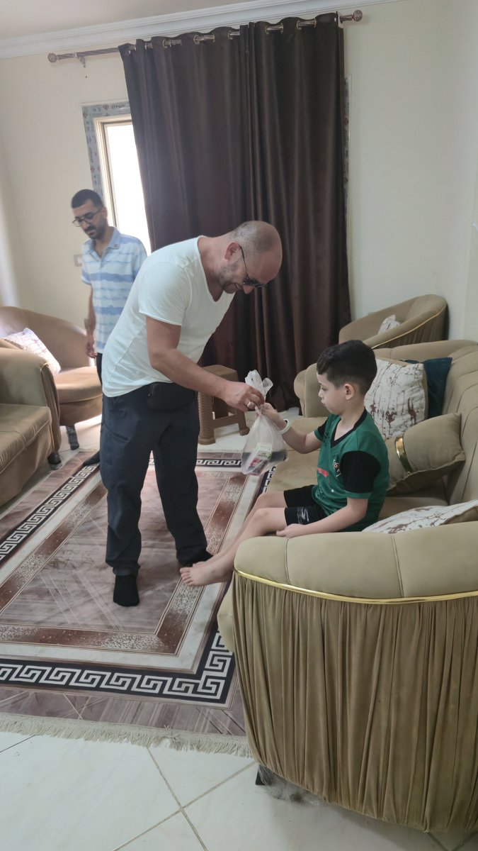 VolkanOkcuoglu's tweet photo. Bu mübarek günde Mısır'da soykırım mağduru Gazze'li ailelerimize beraberiz...

Birkaç gün boyunca mülteci kamplarını, hastaneleri ve evleri gezip hem maddi destek, hem bu ailelere akülü sandalye hem de erzak paketi dağıtacağız...

Bu hikayeleri dinlemek çok zor...

İnşallah buradan sonra istikamet bellidir bir süre buralardayız...