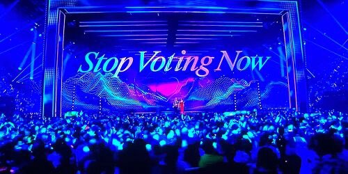miechulec's tweet photo. Największa zmiana w głosowaniu na Eurowizji od ponad dekady? 👀

🚨 EBU potwierdziła w liście wysłanym do nadawców, że bada zastąpienie głosowania SMS głosowaniem online. Widzowie mieliby wskazywać 3 najlepsze ich zdaniem występy. 

To odpowiedź na nadużycia, np. ze strony Izraela, gdzie w tym roku wprost proszono o oddanie maksymalnej liczby głosów na ich piosenkę. 

To, co mi się podoba - EBU w liście przyznaje, że głosowanie miewa charakter polityczny, nie jest to nic nowego, ale w dobie napięć geopolitycznych jest to zjawisko coraz bardziej widoczne i wpływające na odbiór konkursu. Nowy system ma ograniczyć głosowanie blokowe i przede wszystkim - wielokrotne oddawanie głosów przez jedną osobę. 

🔜 Wyniki prac mamy poznać w najbliższych miesiącach. Oczywiście głosowanie online to także wyzwania i przestrzeń do nadużyć, co widać po różnych preselekcjach, gdzie kupowano głosy online z Azji, by wygrał dany faworyt. Tak czy inaczej - ja bym spróbował, gorzej nie będzie, a przecież na Eurowizji Junior - w mniejszej co prawda skali - system głosowania online przyjął się i się sprawdza.