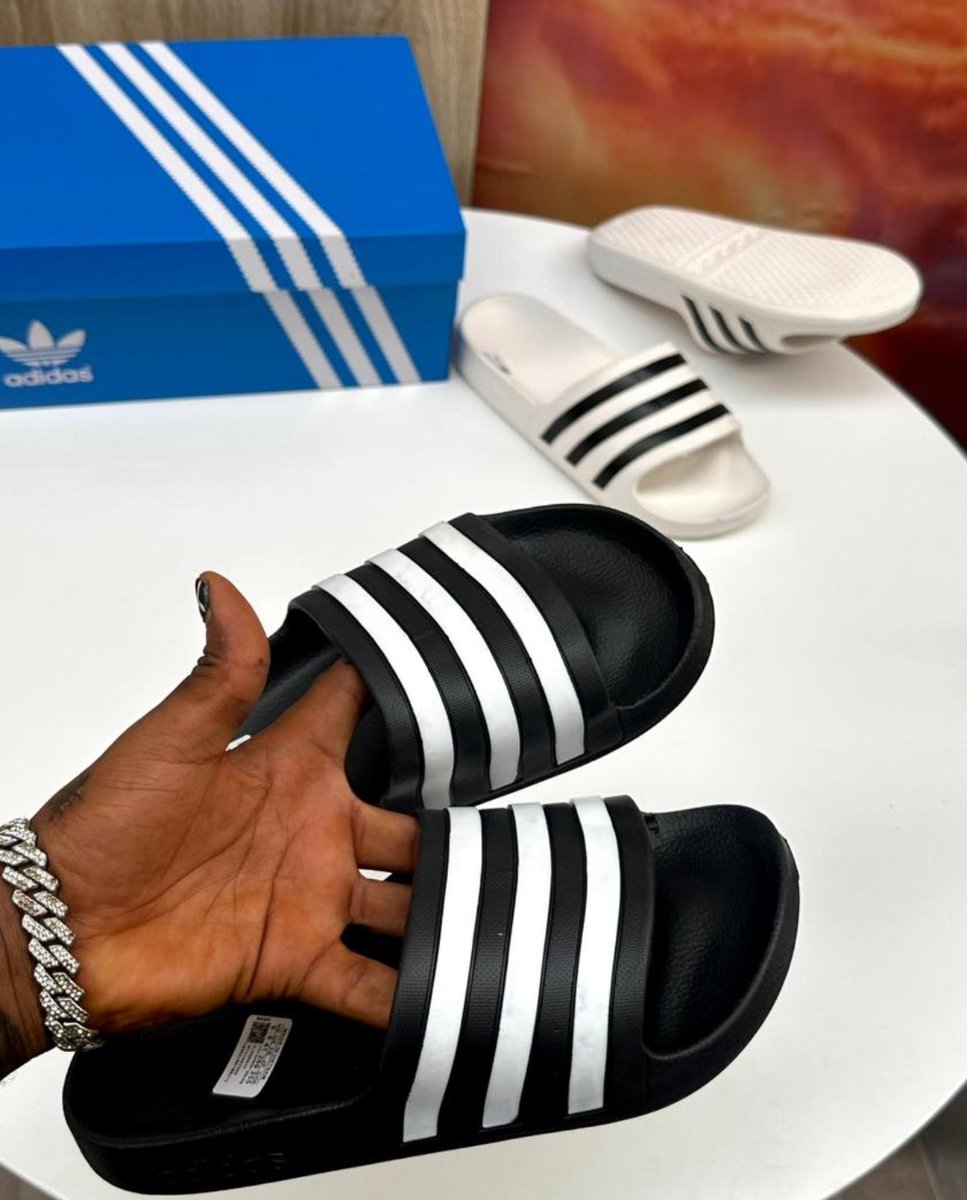 Sabiclothings1's tweet photo. Nike slide 12,000
Adidas slides 14,000 https://t.co/tNo7vCZiFN
