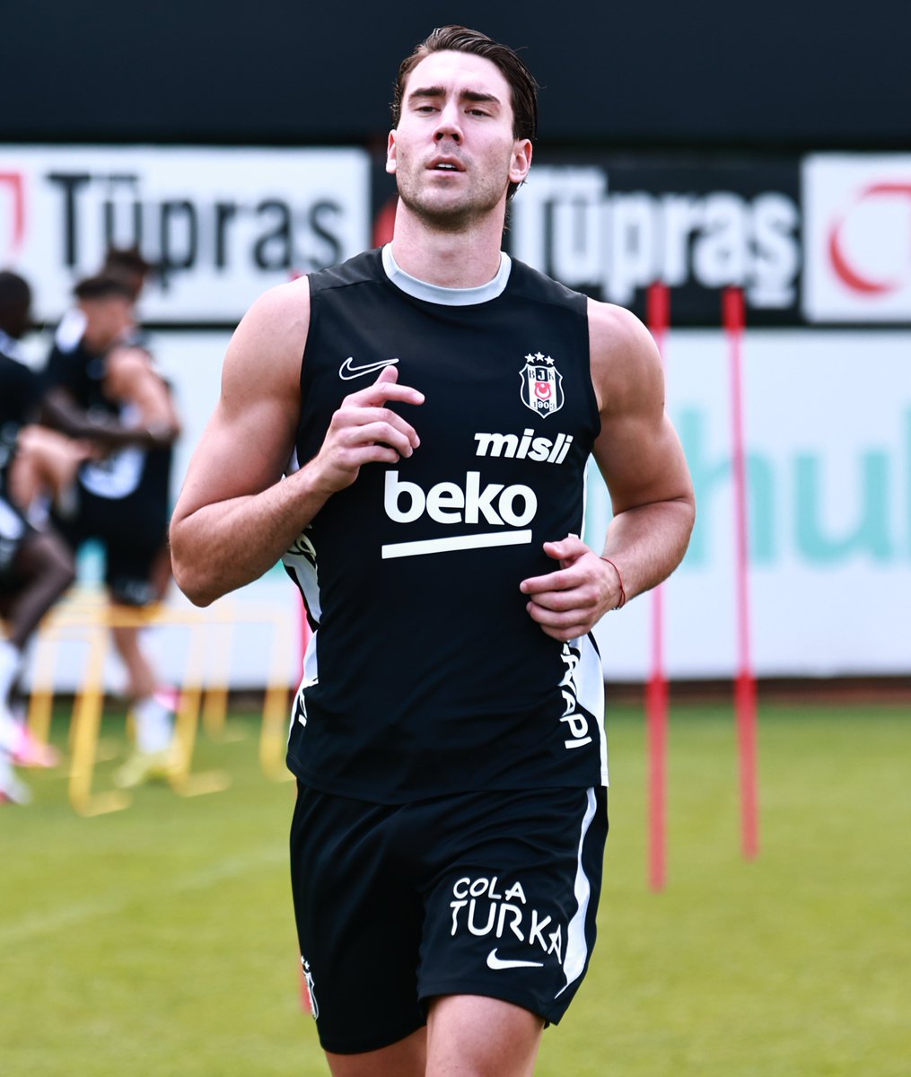 Besiktas's tweet photo. İlk antrenman. 👍

𝗗𝘂𝘀𝗮𝗻 𝗩𝗹𝗮𝗵𝗼𝘃𝗶𝗰 💫 https://t.co/nLeOFGKnf2