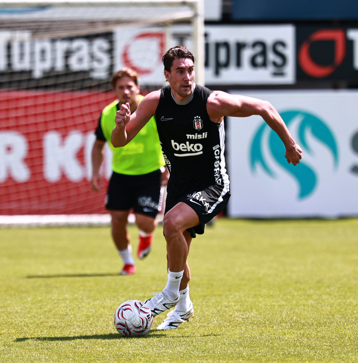Besiktas's tweet photo. İlk antrenman. 👍

𝗗𝘂𝘀𝗮𝗻 𝗩𝗹𝗮𝗵𝗼𝘃𝗶𝗰 💫 https://t.co/nLeOFGKnf2