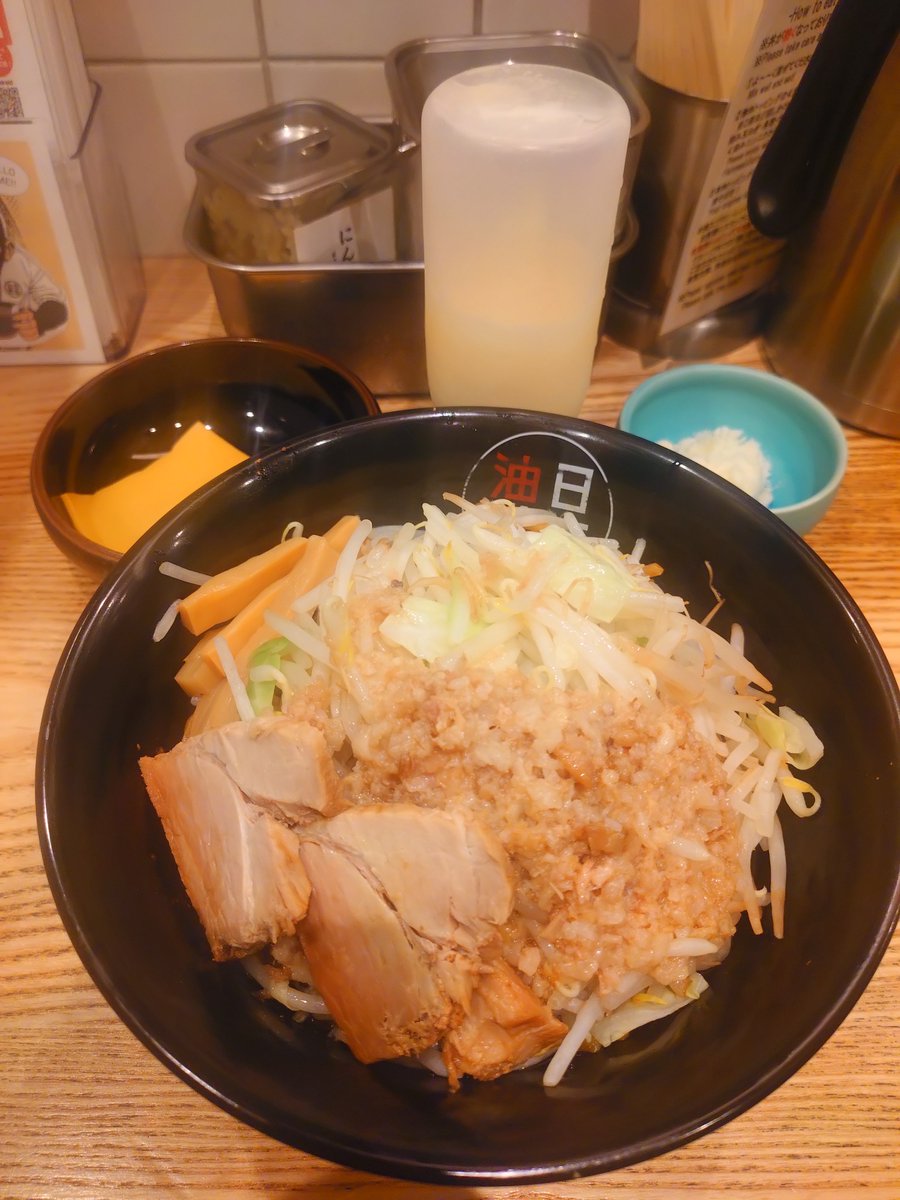 chibusan's tweet photo. 東京都新橋、日本油党新橋支部にて、ブラック油そば(300ｇ)＋トッピング色々。昨日の上げ忘れ。ハイボールバーの後に頂きました。濃厚なタレにチーズをまとわせて食べると、箸がどんどん進みました。最後にスープ割をして食べれたのが嬉しいですね。雨がひどかったですが、なんとか帰れました。 https://t.co/Jd112480sg