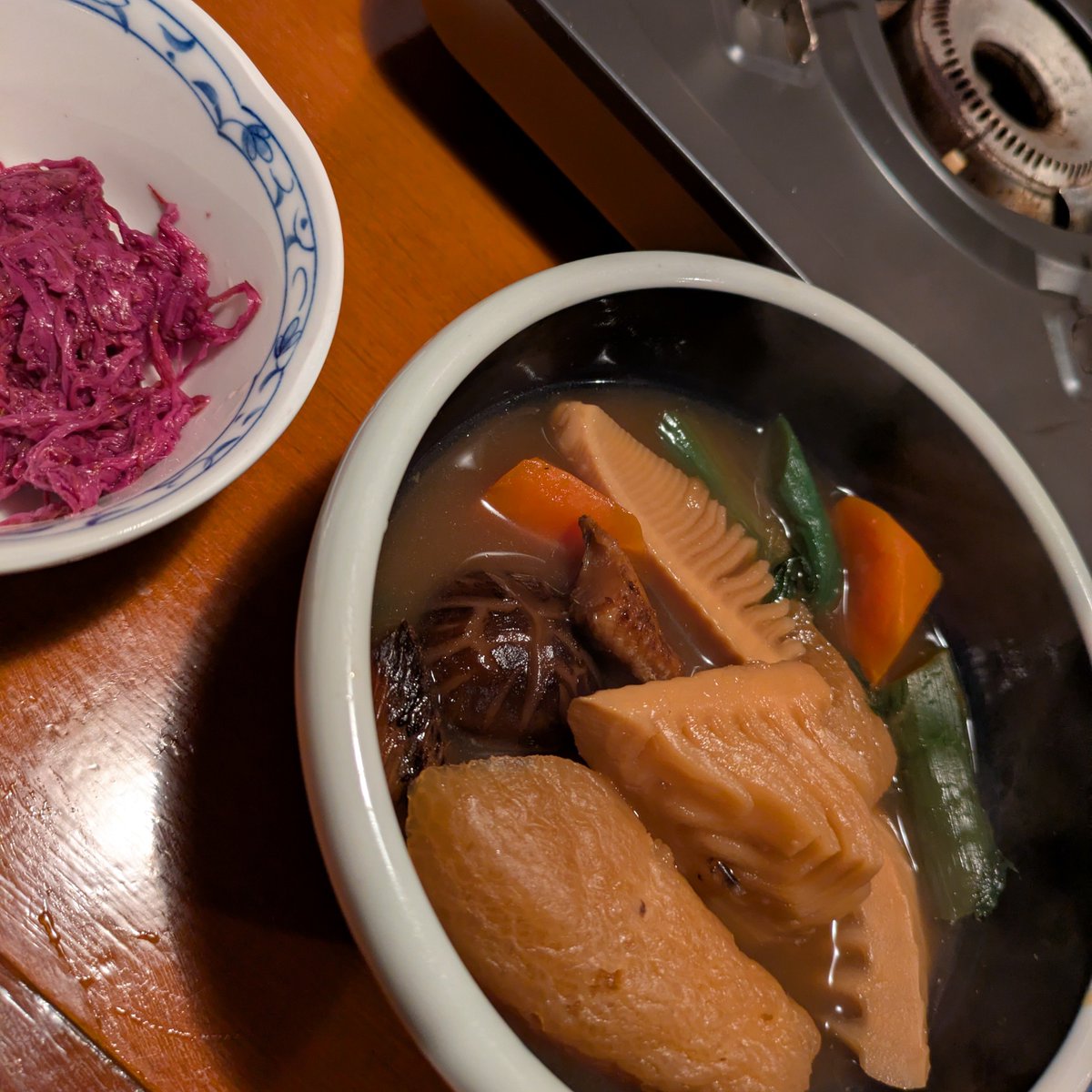 gin_gitune's tweet photo. 夏休み前半は山形市行って駅前で郷土料理。
どんごろ煮（棒鱈と凍み大根の煮物）、もってのほか（菊の花のおひたし）、ナスの漬物三種、笹巻き（きなこ砂糖のちまき）。イルカ汁（塩クジラとジャガイモの汁）と塩引き寿司を食べたけど写真忘れた…！
品切れも結構あったけど、これだけ食べれれば大満足 https://t.co/OkiTtWLH13