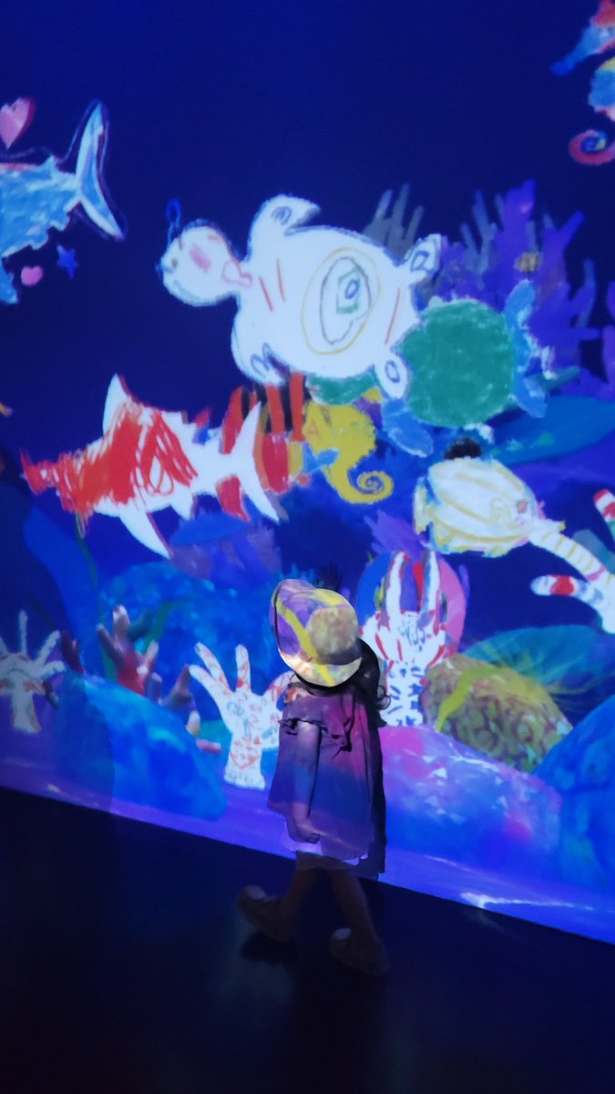 felevin51's tweet photo. ドライブからのチームラボ見に行ってきた！北海道にくるの7年ぶりで、7年前はあまりの行列で並んだけど断念して動物園いったんだよね。今回は混みすぎず子どもたちもすごく楽しんでいたけど、出た瞬間に公園行きたいやら虫取りに行きたいやら言われました…🤣🤣 https://t.co/u9biiHuLei