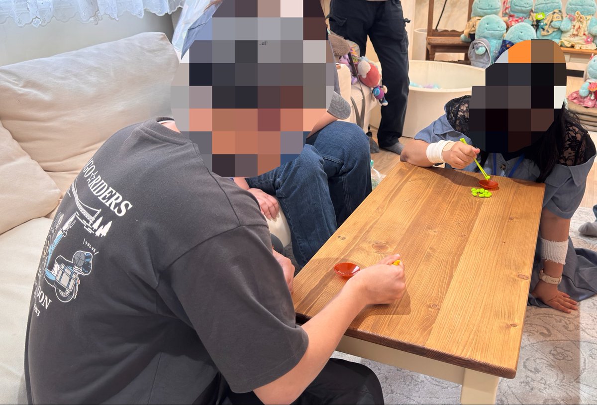 hitsu801's tweet photo. ズミさんが一生「オレ普段家系ラーメン食ってるから小さいもの掴めないの！！」って言ってたけど負けは負けです(写真は豆を一つも掴めてないズミさん)

#ぬオフ会神田20260814 https://t.co/8XhJWsXlWb