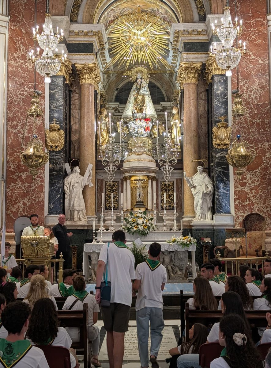 SoyDeLaVeraCruz's tweet photo. La Eucaristía que hoy celebramos es el centro de nuestra vida cristiana. Ha sido oficiada por el Rvdo. P. S. D. Álvaro Almenar, vicerrector de la Basílica de la Virgen de los Desamparados y canónigo celador del Santo Cáliz de la Catedral de Valencia. En ella el Señor nos reúne como hermanos, nos invita a sentarnos a su mesa y a escuchar la Palabra de Dios, que nos recuerda que el Señor nunca abandona a quienes confían en Él y nos anima a seguir adelante con esperanza.

Al terminar esta celebración, nos hemos acercado también a Nuestra Señora de los Desamparados, patrona de Valencia, para ofrecerle nuestro campamento, nuestras familias y todo lo que llevamos en el corazón, confiando en su protección de Madre.
Saludamos con cariño a todos los fieles de Valencia que hoy han compartido con nosotros esta Eucaristía. Y ahora, como familia de la Vera-Cruz, unidos a esta comunidad cristiana que hoy nos acoge, abramos nuestro corazón y dispongámonos con alegría a comenzar esta celebración.