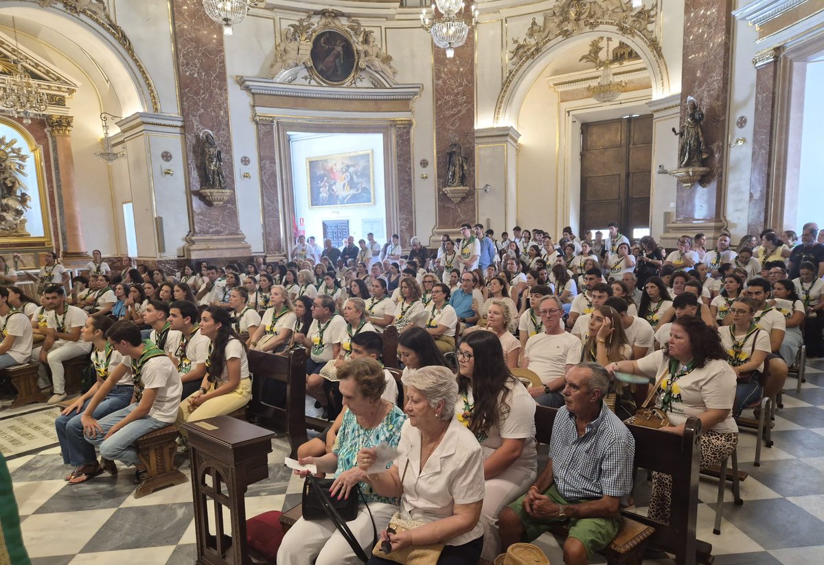 SoyDeLaVeraCruz's tweet photo. La Eucaristía que hoy celebramos es el centro de nuestra vida cristiana. Ha sido oficiada por el Rvdo. P. S. D. Álvaro Almenar, vicerrector de la Basílica de la Virgen de los Desamparados y canónigo celador del Santo Cáliz de la Catedral de Valencia. En ella el Señor nos reúne como hermanos, nos invita a sentarnos a su mesa y a escuchar la Palabra de Dios, que nos recuerda que el Señor nunca abandona a quienes confían en Él y nos anima a seguir adelante con esperanza.

Al terminar esta celebración, nos hemos acercado también a Nuestra Señora de los Desamparados, patrona de Valencia, para ofrecerle nuestro campamento, nuestras familias y todo lo que llevamos en el corazón, confiando en su protección de Madre.
Saludamos con cariño a todos los fieles de Valencia que hoy han compartido con nosotros esta Eucaristía. Y ahora, como familia de la Vera-Cruz, unidos a esta comunidad cristiana que hoy nos acoge, abramos nuestro corazón y dispongámonos con alegría a comenzar esta celebración.