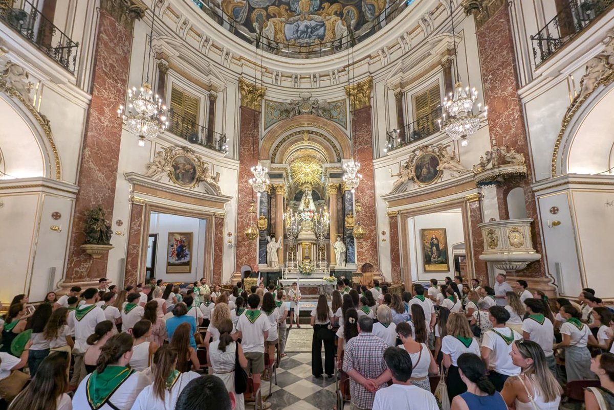 SoyDeLaVeraCruz's tweet photo. La Eucaristía que hoy celebramos es el centro de nuestra vida cristiana. Ha sido oficiada por el Rvdo. P. S. D. Álvaro Almenar, vicerrector de la Basílica de la Virgen de los Desamparados y canónigo celador del Santo Cáliz de la Catedral de Valencia. En ella el Señor nos reúne como hermanos, nos invita a sentarnos a su mesa y a escuchar la Palabra de Dios, que nos recuerda que el Señor nunca abandona a quienes confían en Él y nos anima a seguir adelante con esperanza.

Al terminar esta celebración, nos hemos acercado también a Nuestra Señora de los Desamparados, patrona de Valencia, para ofrecerle nuestro campamento, nuestras familias y todo lo que llevamos en el corazón, confiando en su protección de Madre.
Saludamos con cariño a todos los fieles de Valencia que hoy han compartido con nosotros esta Eucaristía. Y ahora, como familia de la Vera-Cruz, unidos a esta comunidad cristiana que hoy nos acoge, abramos nuestro corazón y dispongámonos con alegría a comenzar esta celebración.